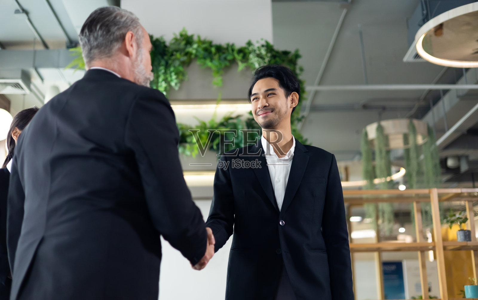 首席执行官商人在商务合作协议上握手。成功的商人在成交后握手照片摄影图片