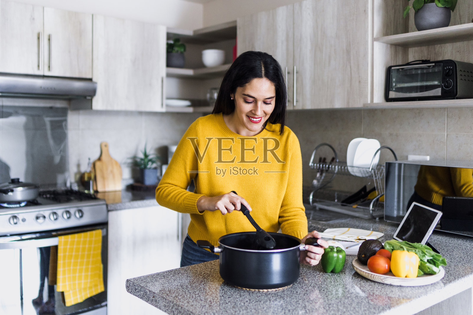 在墨西哥家中厨房做饭的拉丁裔成年妇女拉丁美洲,西班牙裔女性照片摄影图片