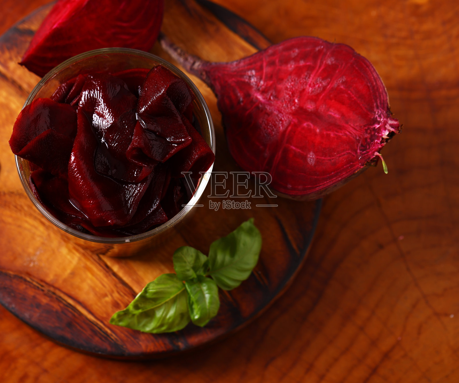 木桌上坛子里的腌甜菜照片摄影图片