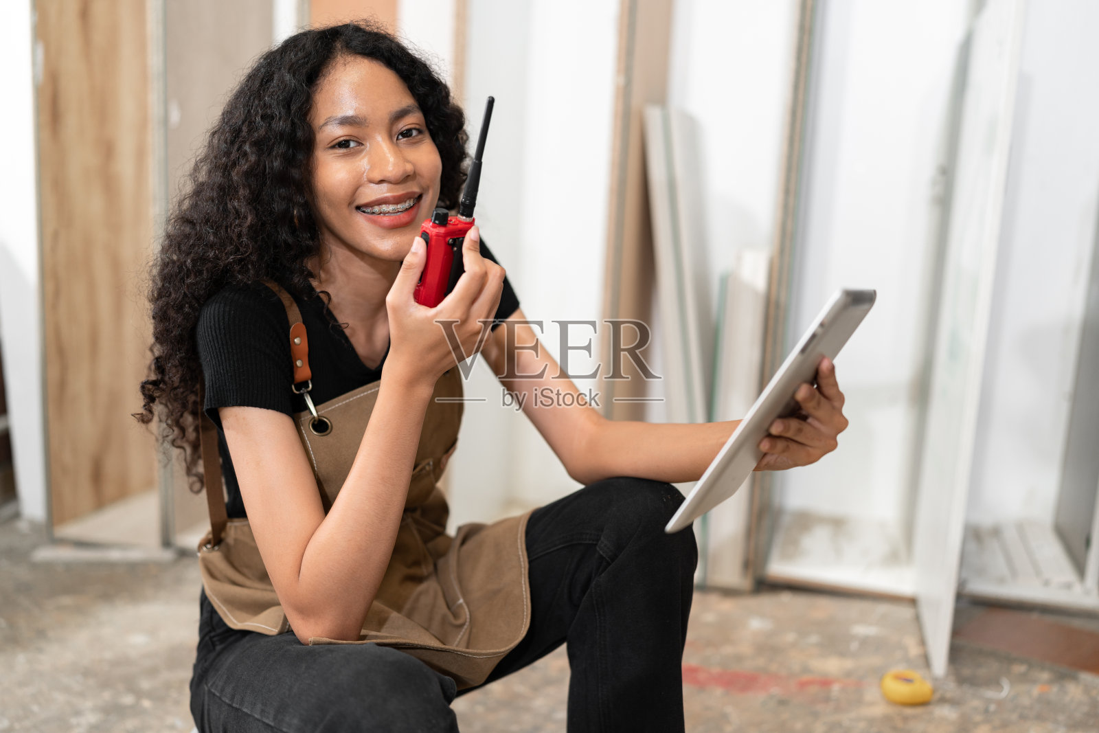 十几岁的非裔美籍木匠妇女在木材厂用平板电脑工作家具设计照片摄影图片