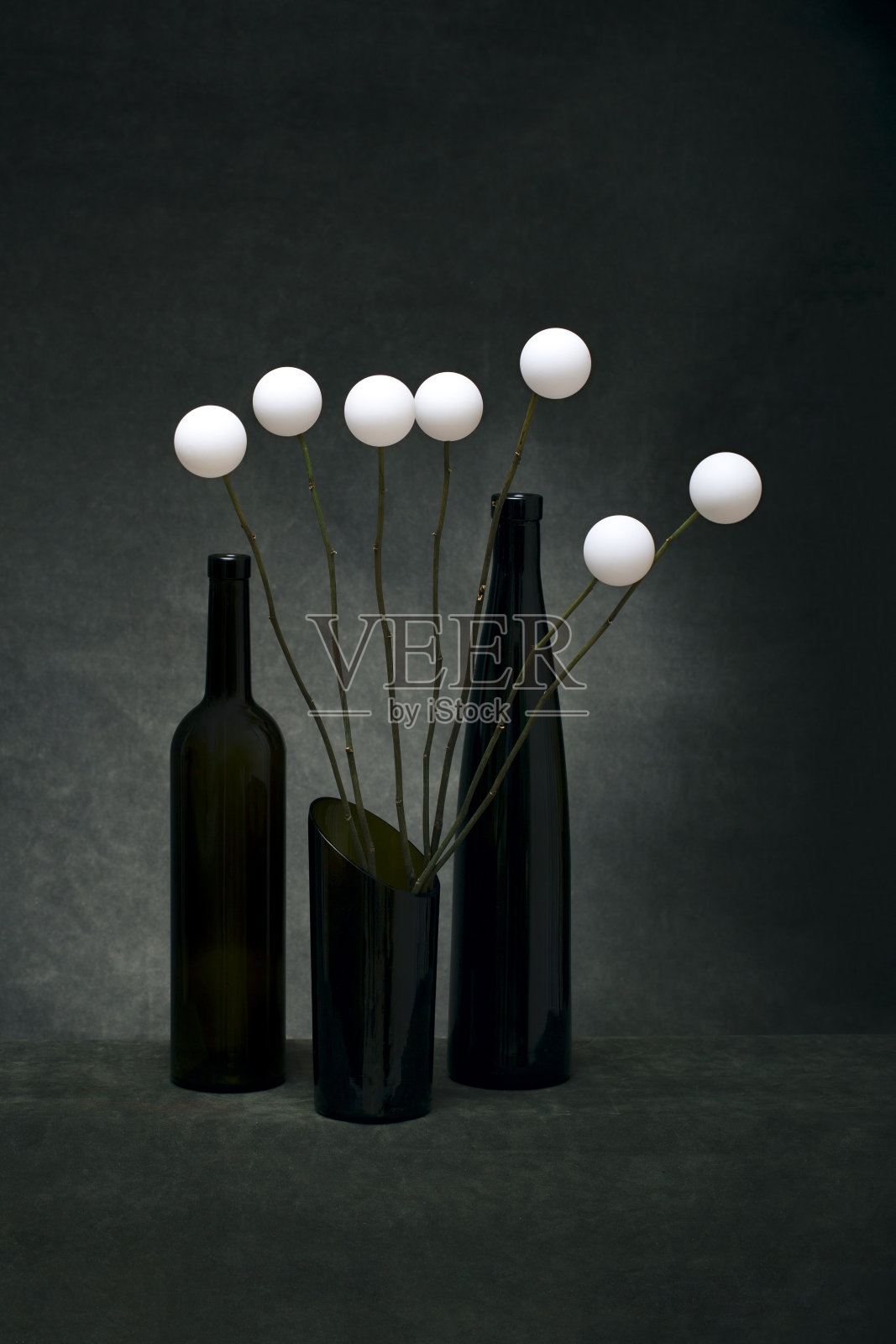 静物与玻璃器皿和一束白球照片摄影图片