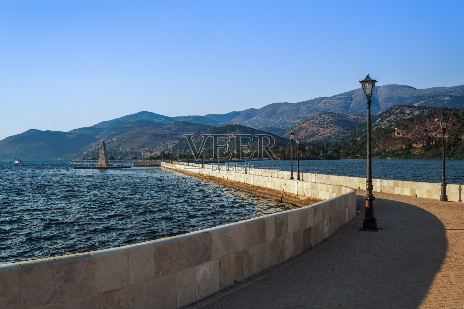 1813年,希腊塞弗利尼亚爱奥尼亚岛阿尔戈斯托利镇德博塞特桥旁的石砌水围方尖碑。照片摄影图片