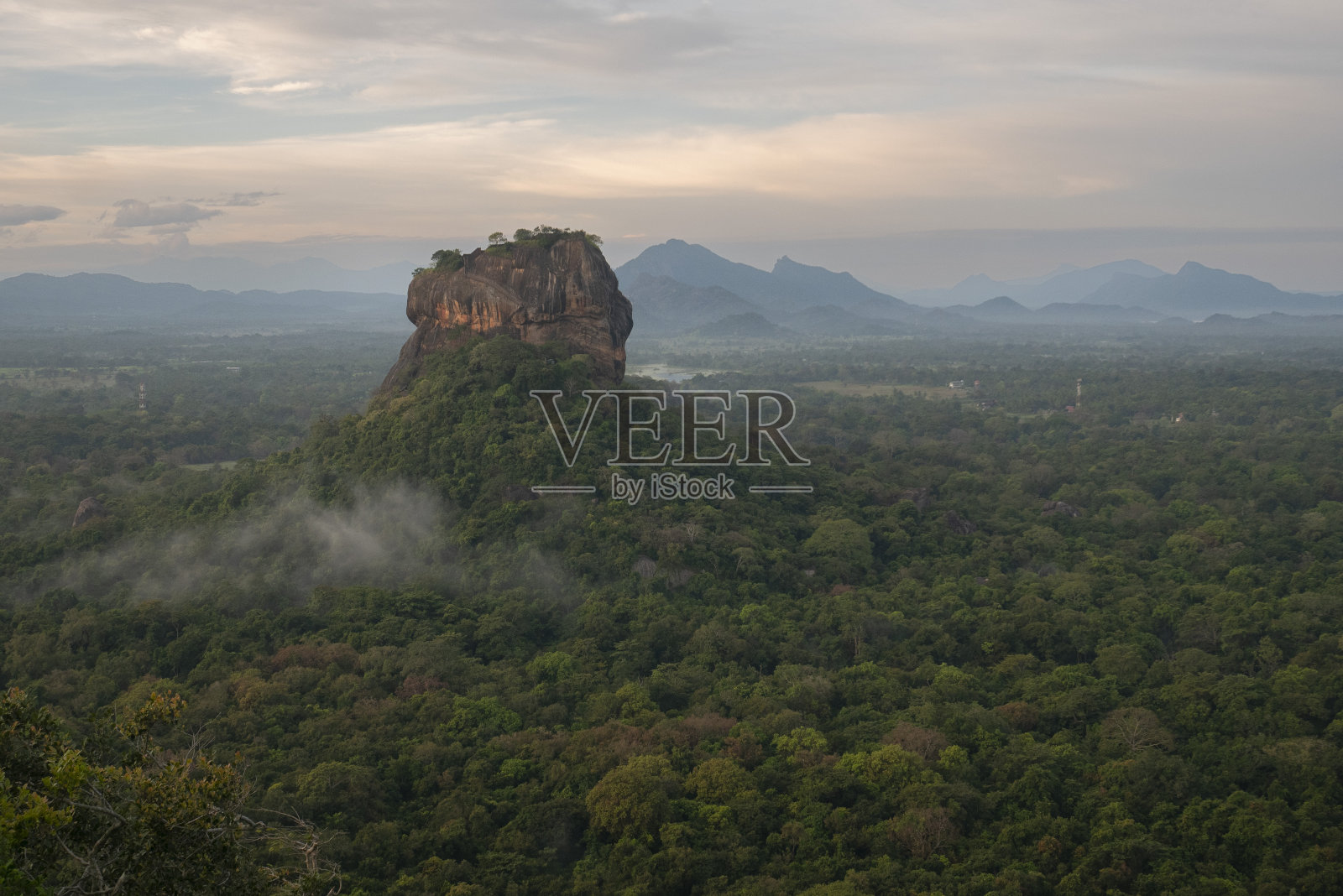 黎明时分,薄雾缭绕在斯里兰卡迷人的锡吉里亚照片摄影图片