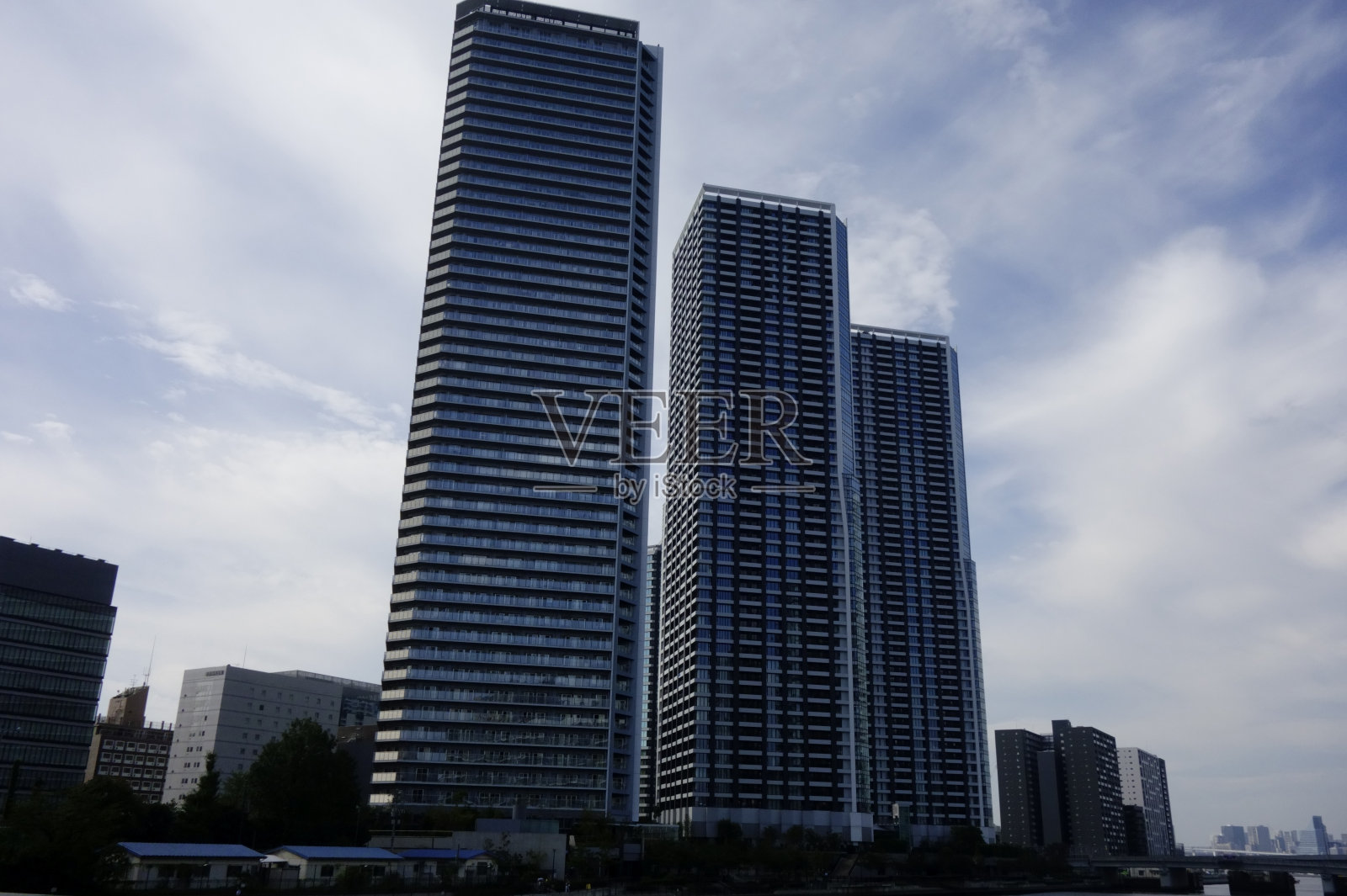 日本东京海滨的现代建筑照片摄影图片