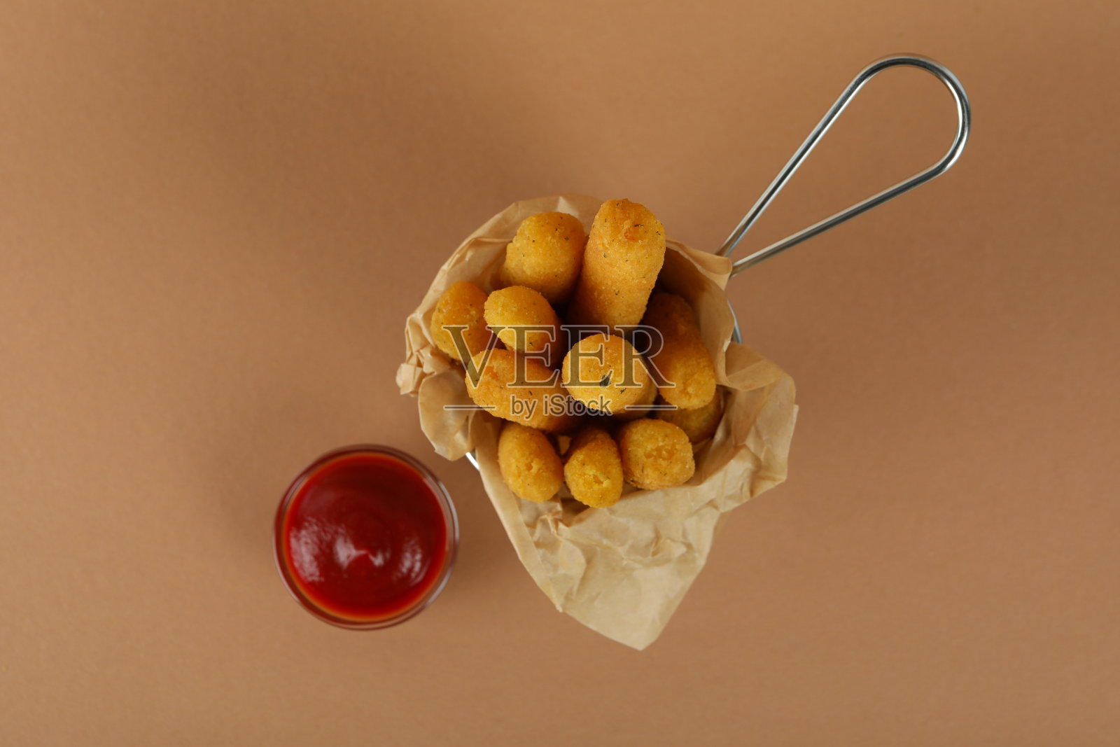 棕色背景的芝士棒和番茄酱照片摄影图片