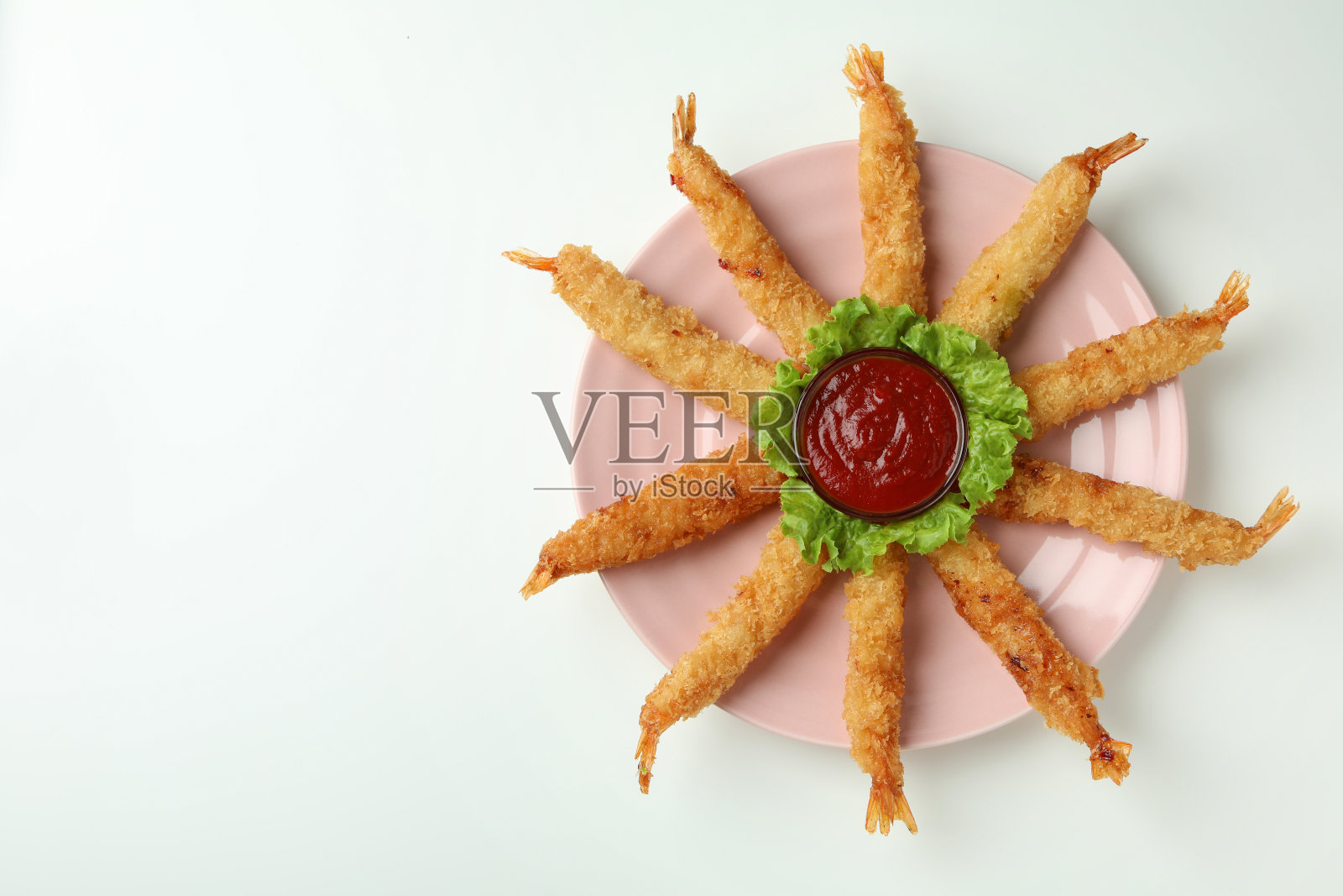 Сoncept美味的食物与油炸虾在白色的背景照片摄影图片