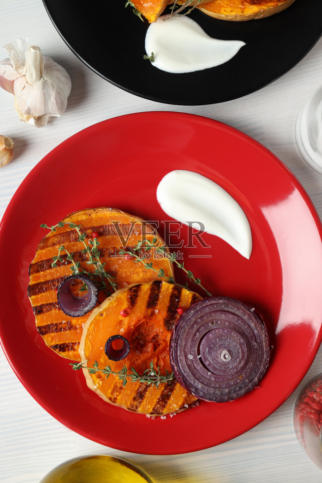 在白色木制背景上烤南瓜,好吃的概念照片摄影图片