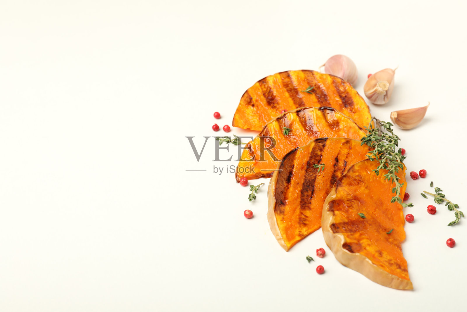 美味的烤南瓜和香料在白色的背景照片摄影图片