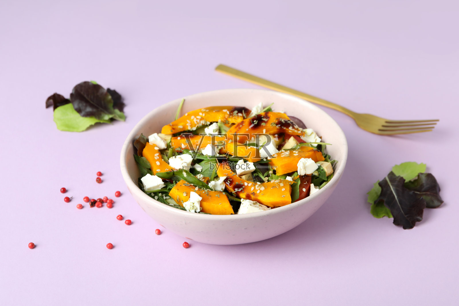 以紫色为背景的南瓜沙拉的美味概念照片摄影图片