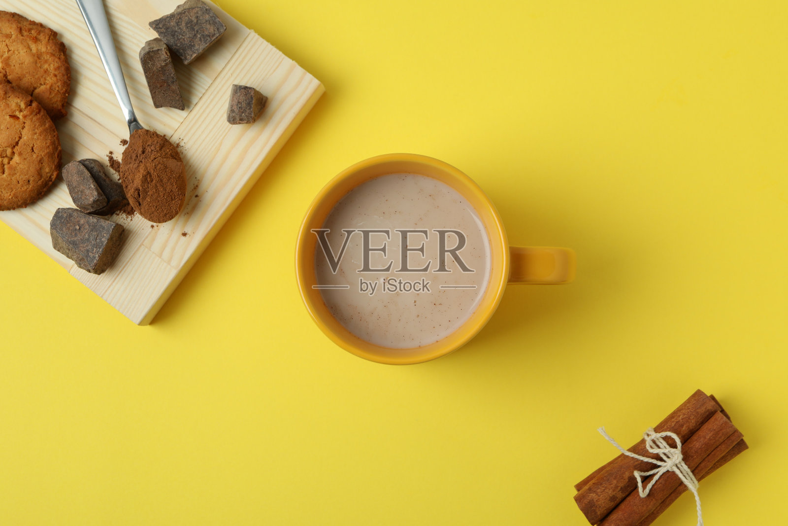 可口饮料的概念与可可在黄色背景照片摄影图片