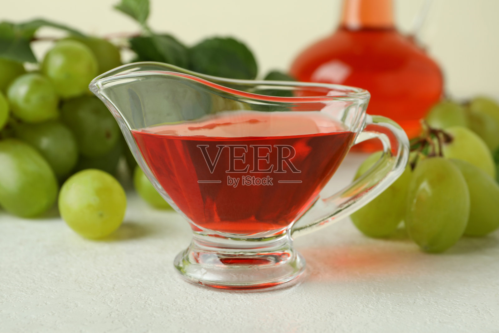 白质感餐桌上的葡萄醋概念照片摄影图片