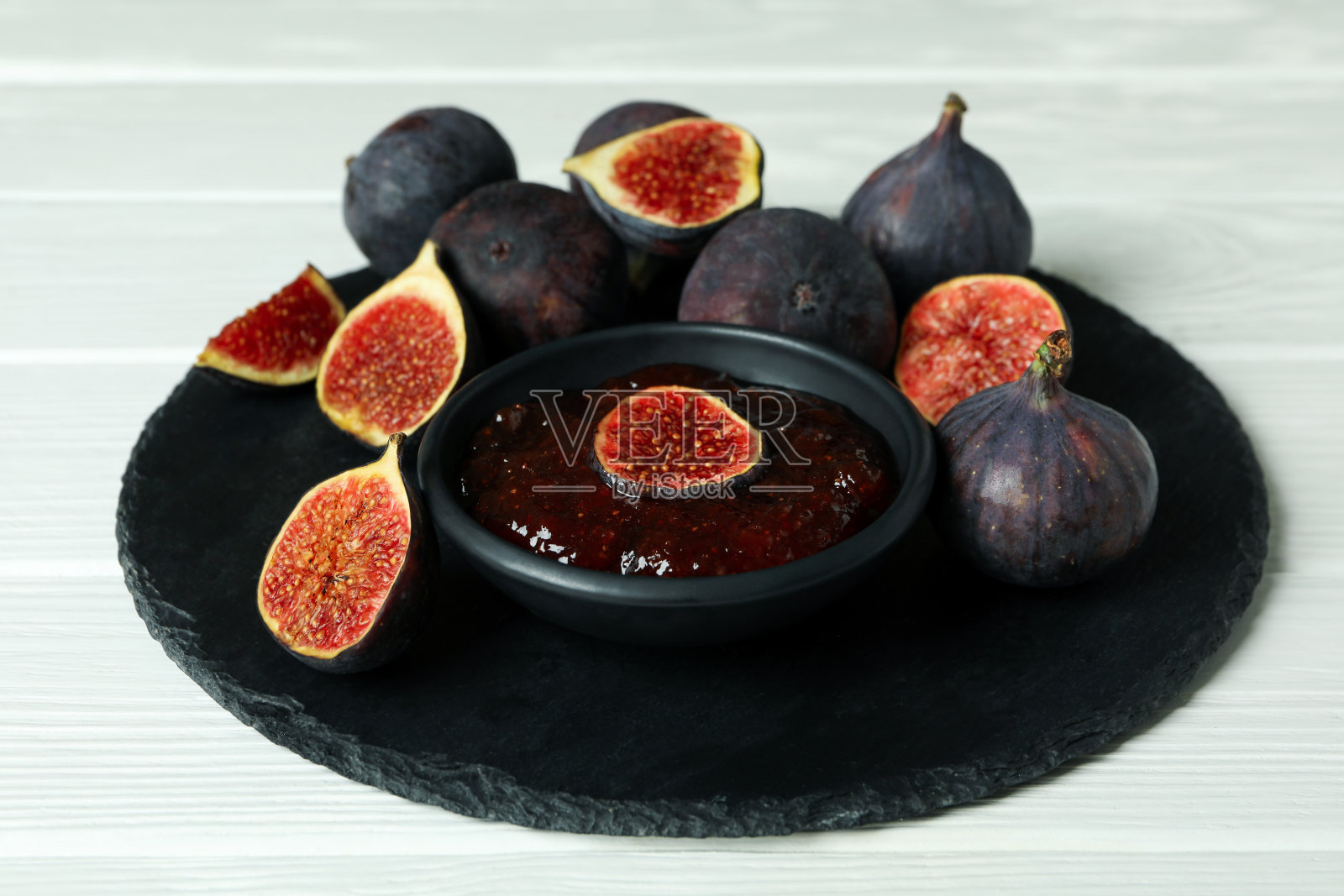 托盘与无花果果酱和食材在白色木制背景照片摄影图片