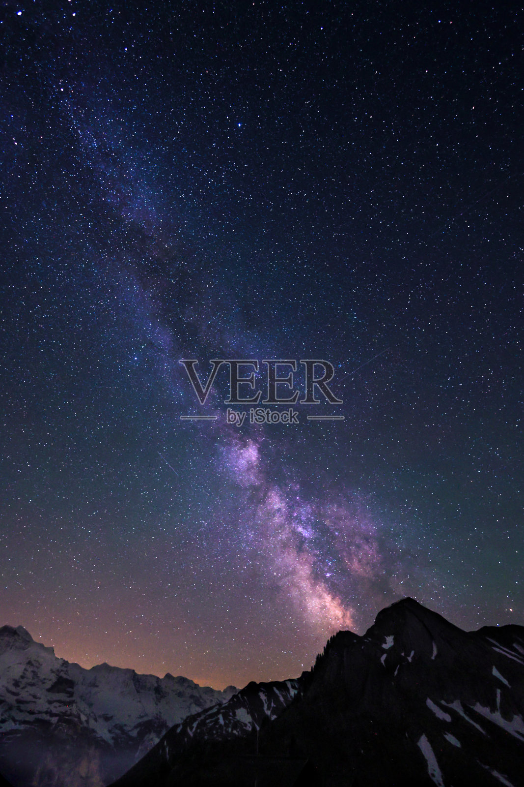 在Lauterbrunnen的瑞士阿尔卑斯山上,夜空中的银河和星星照片摄影图片