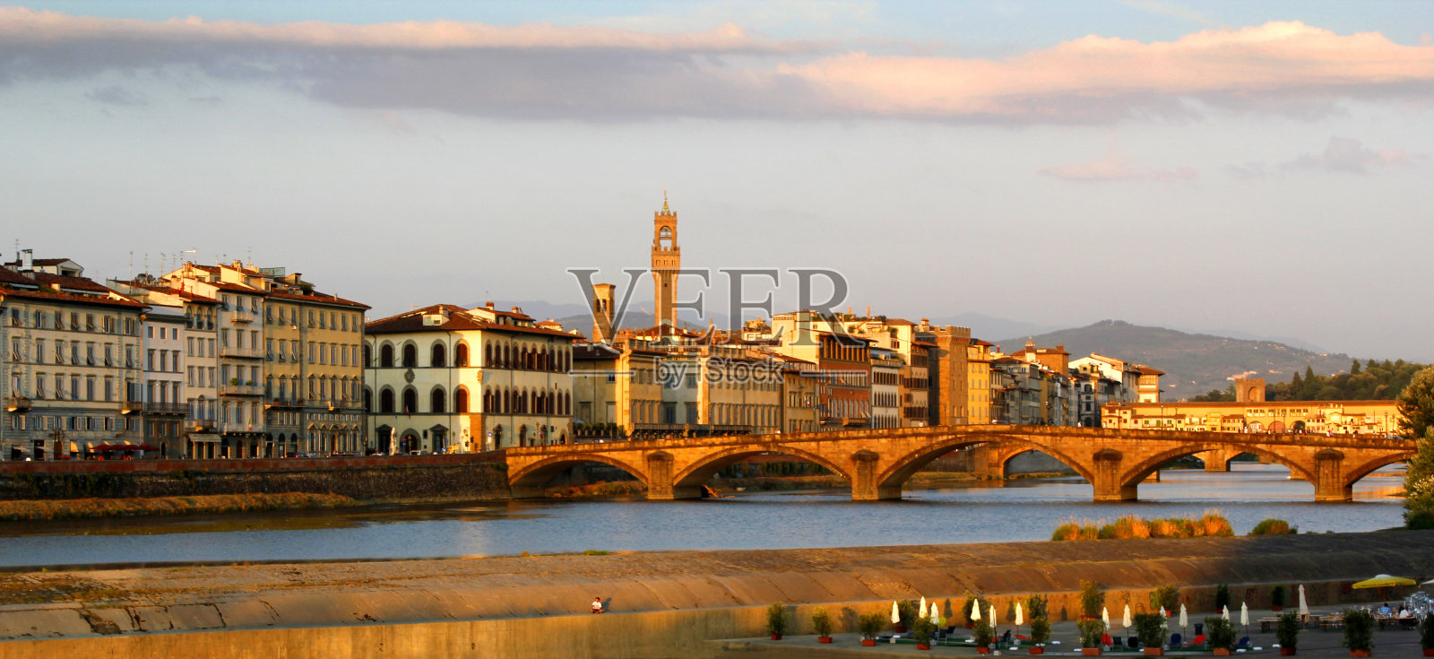 阿诺河对岸的景色照片摄影图片