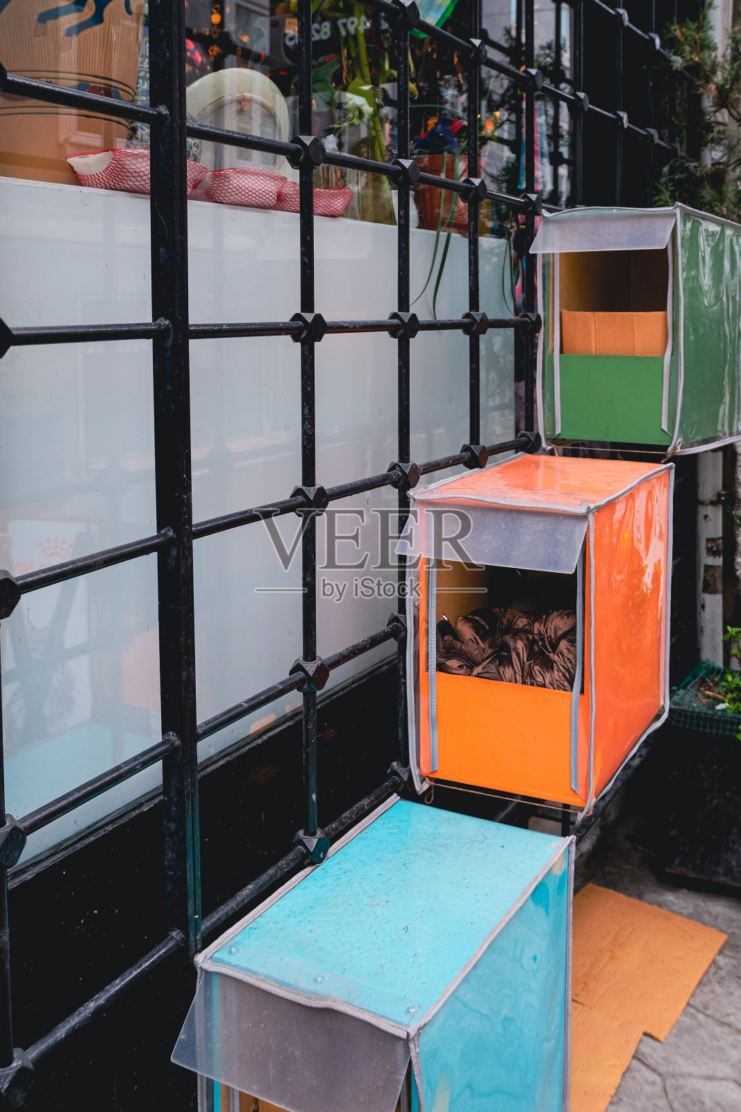 人们给流浪猫造的房子。照片摄影图片