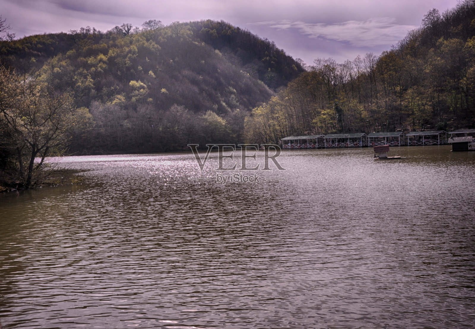 隐湖的当地名称是Sakli Göl,位于土耳其伊斯坦布尔的斯乐照片摄影图片
