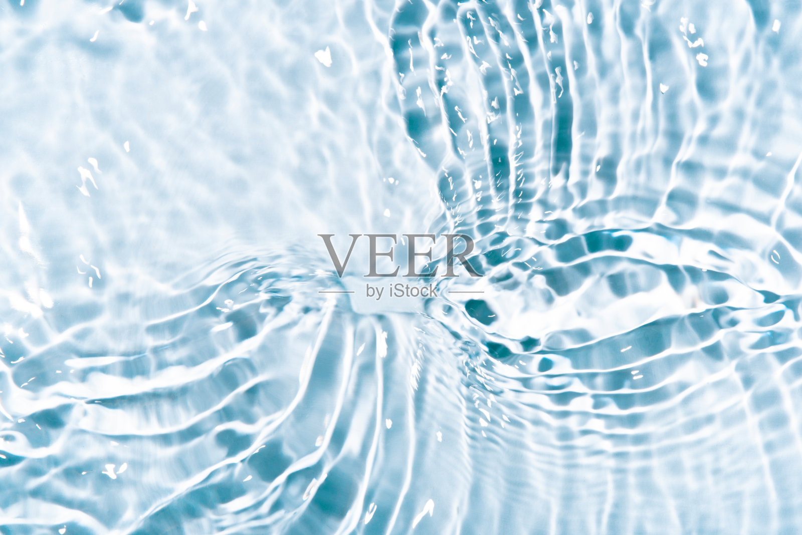 白色背景上的水的质感。照片摄影图片