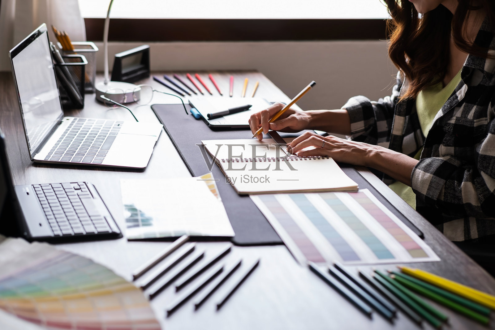 平面设计师工作与草图的标志设计在办公室。照片摄影图片