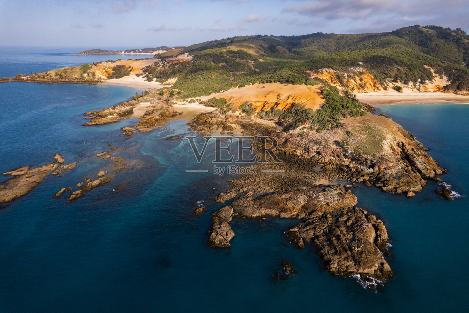 鸟瞰澳大利亚昆士兰州中珀西岛的怀特湾照片摄影图片