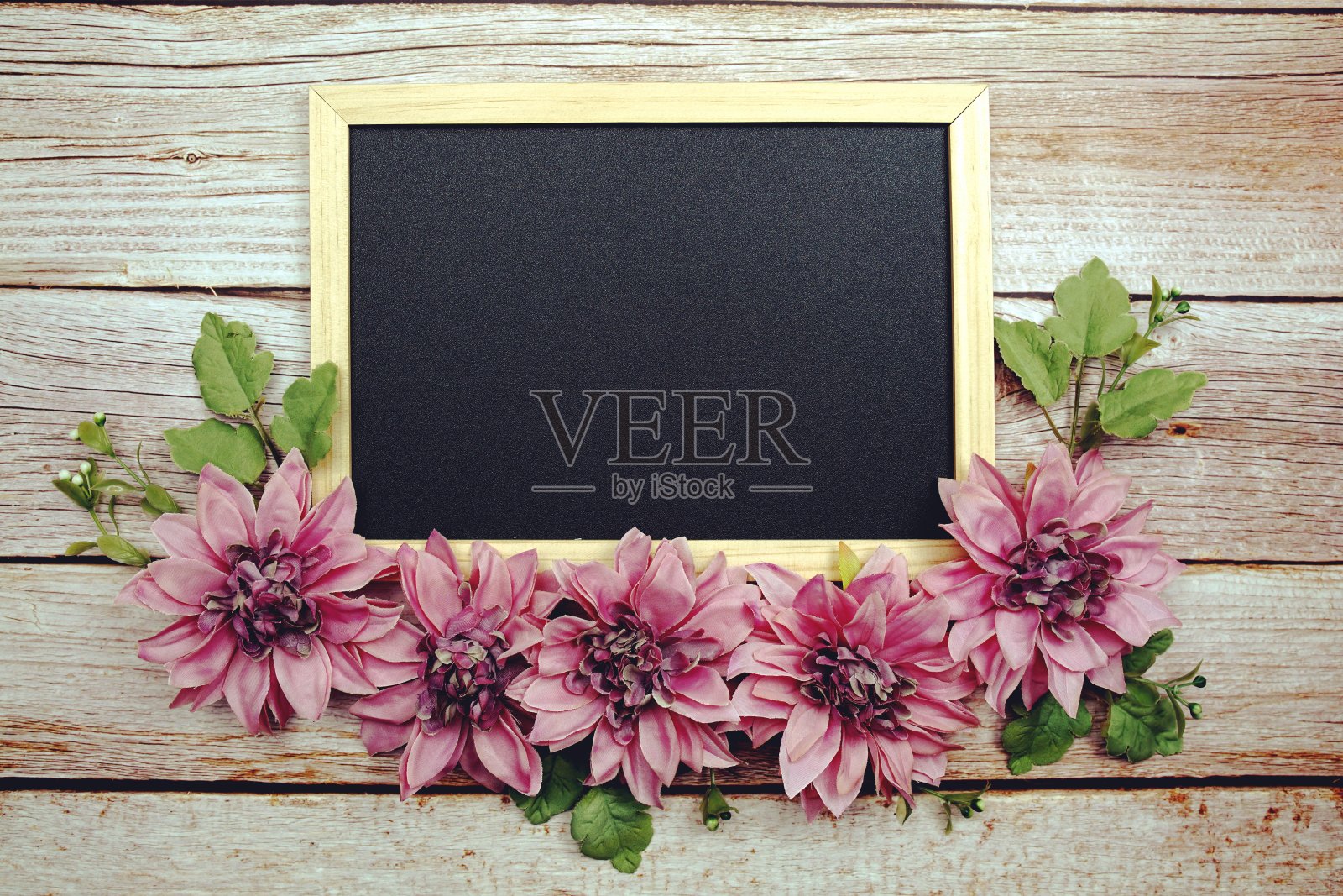 木制背景上有花装饰的空黑板照片摄影图片
