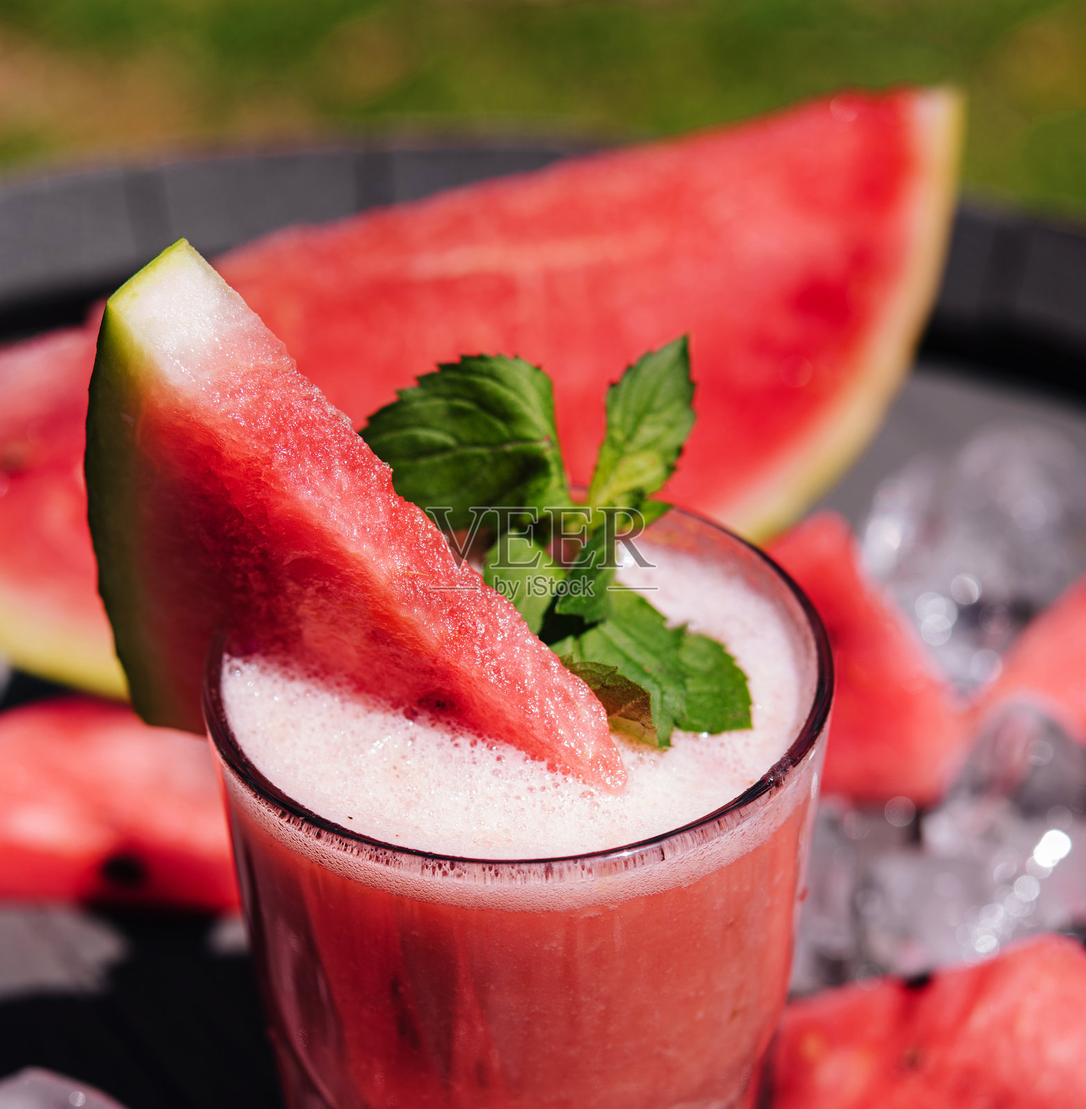 一杯美味清爽的饮料,配上冰西瓜照片摄影图片
