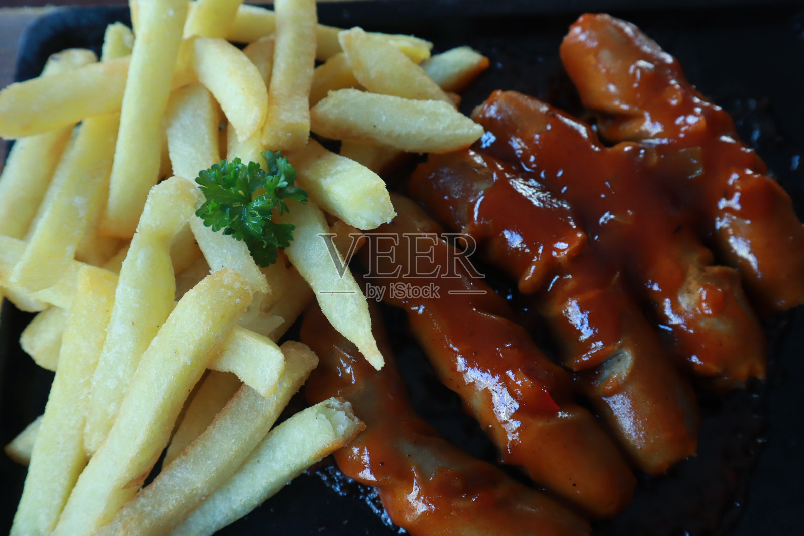 烤香肠配炸薯条照片摄影图片