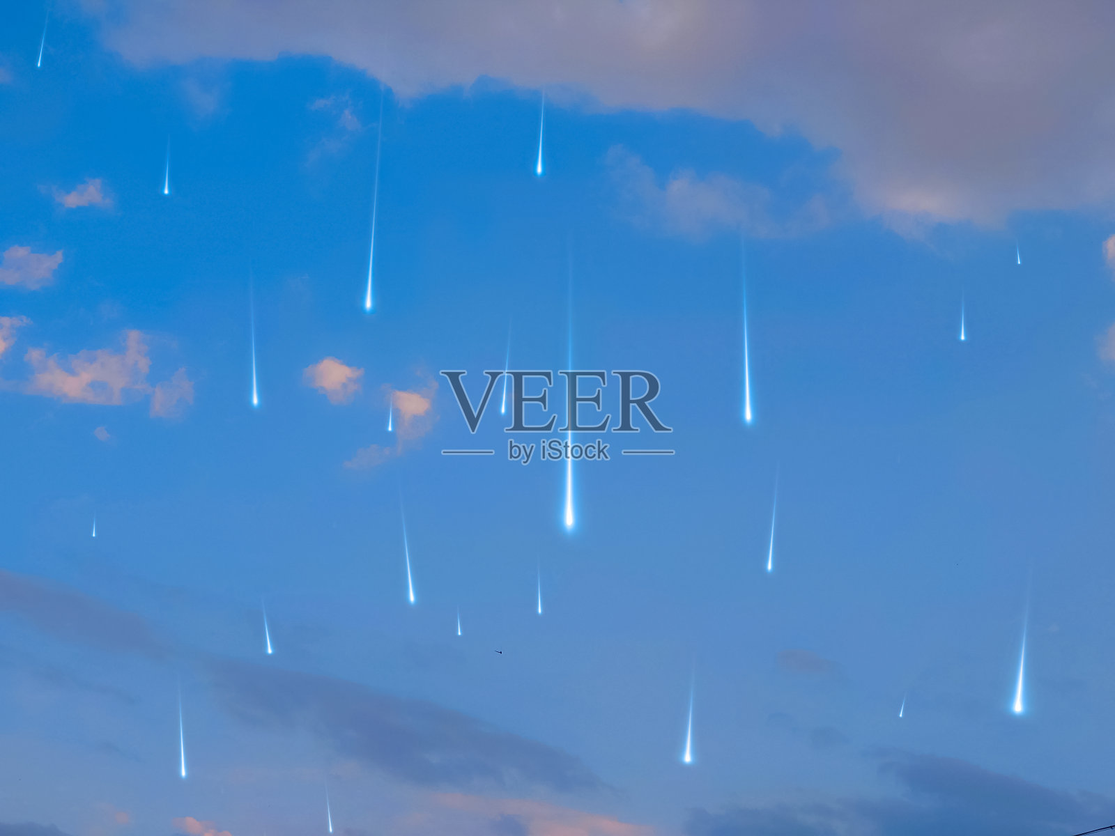 流星雨在白天的天空。陨石在阳光下落下。照片摄影图片