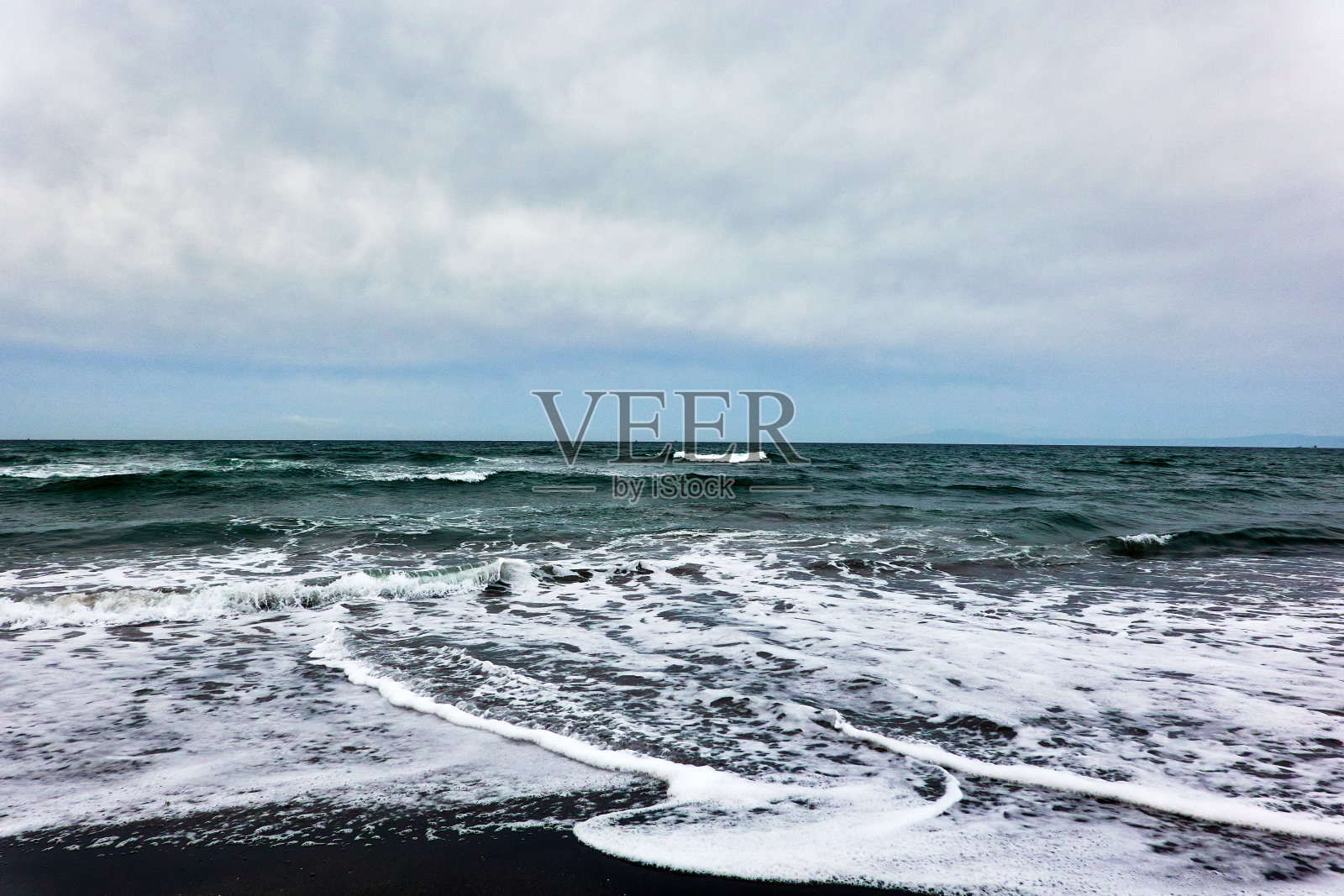 美丽的海滩景色与早晨的海浪照片摄影图片