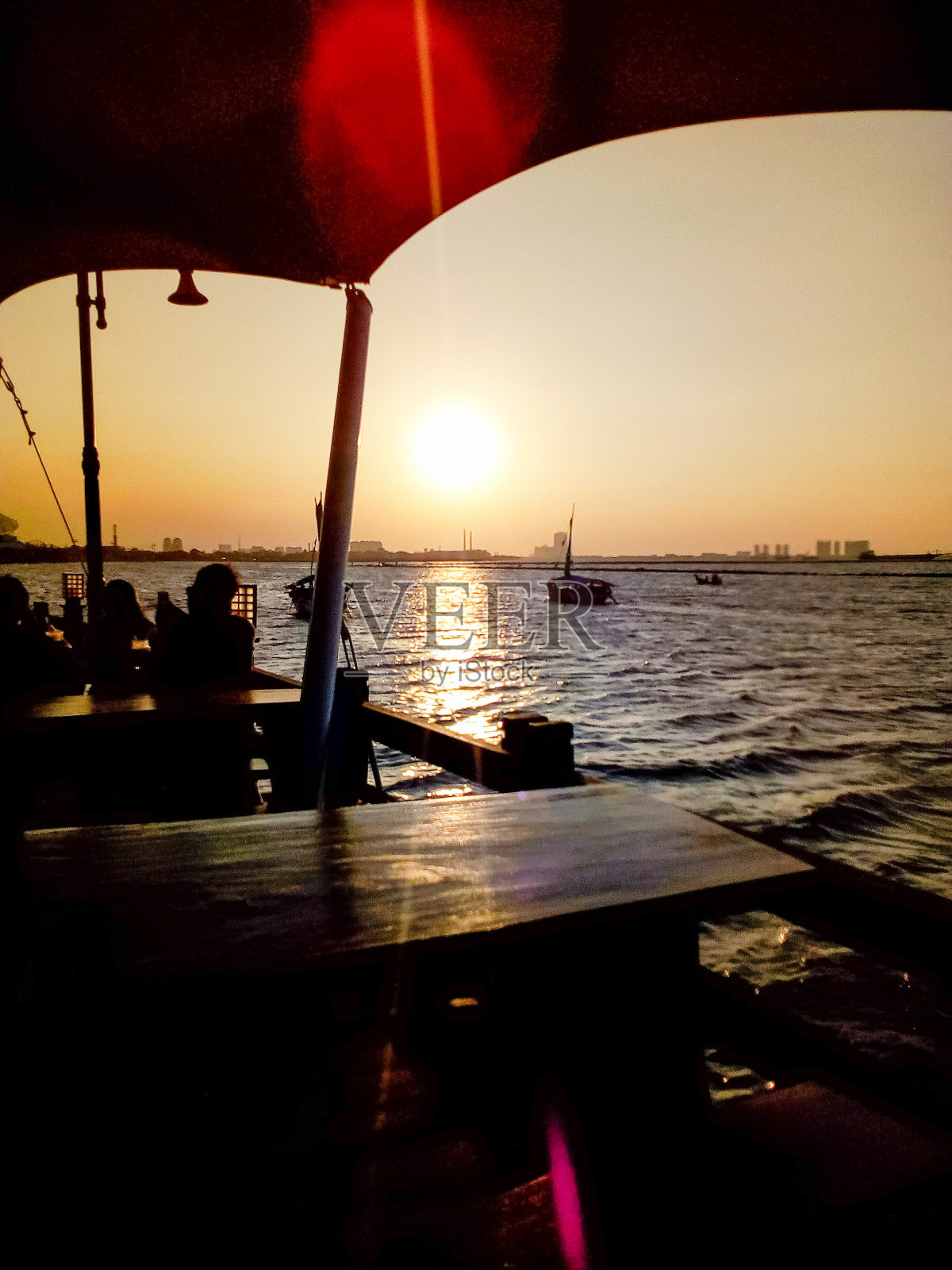 海滩上的日落全景照片摄影图片