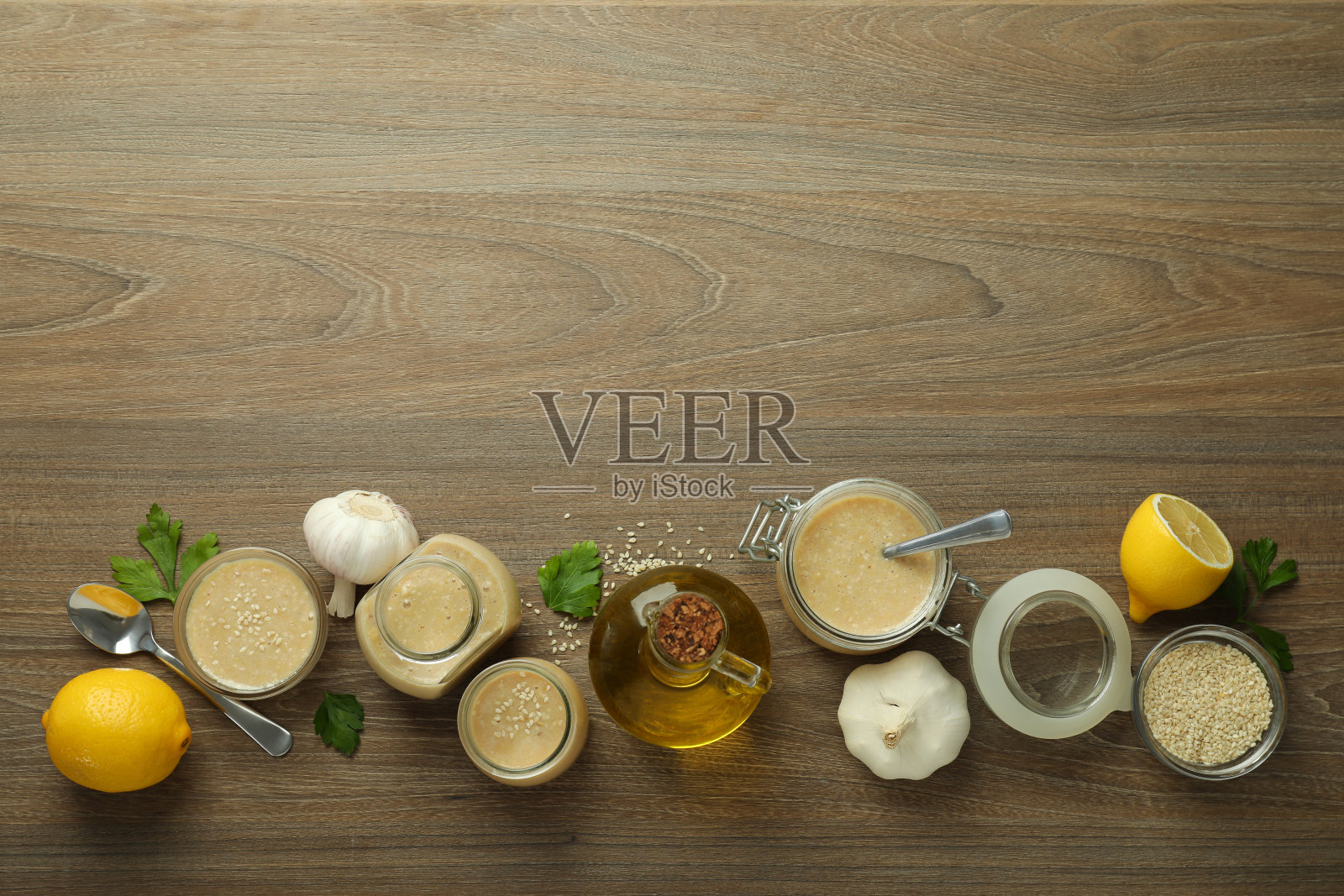 木质背景上的芝麻酱美食概念照片摄影图片