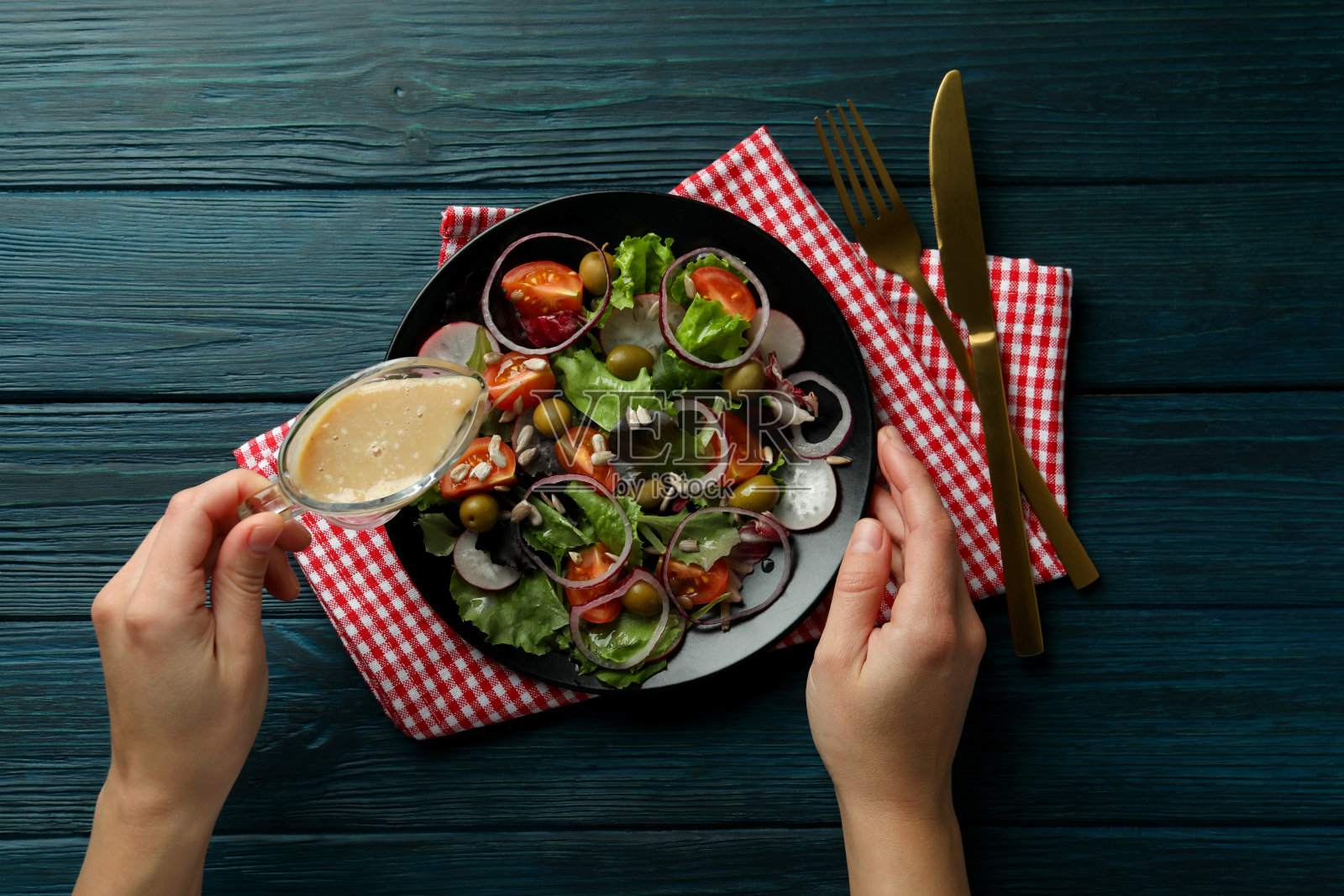 美味食物的概念与蔬菜沙拉与芝麻酱在木制背景照片摄影图片