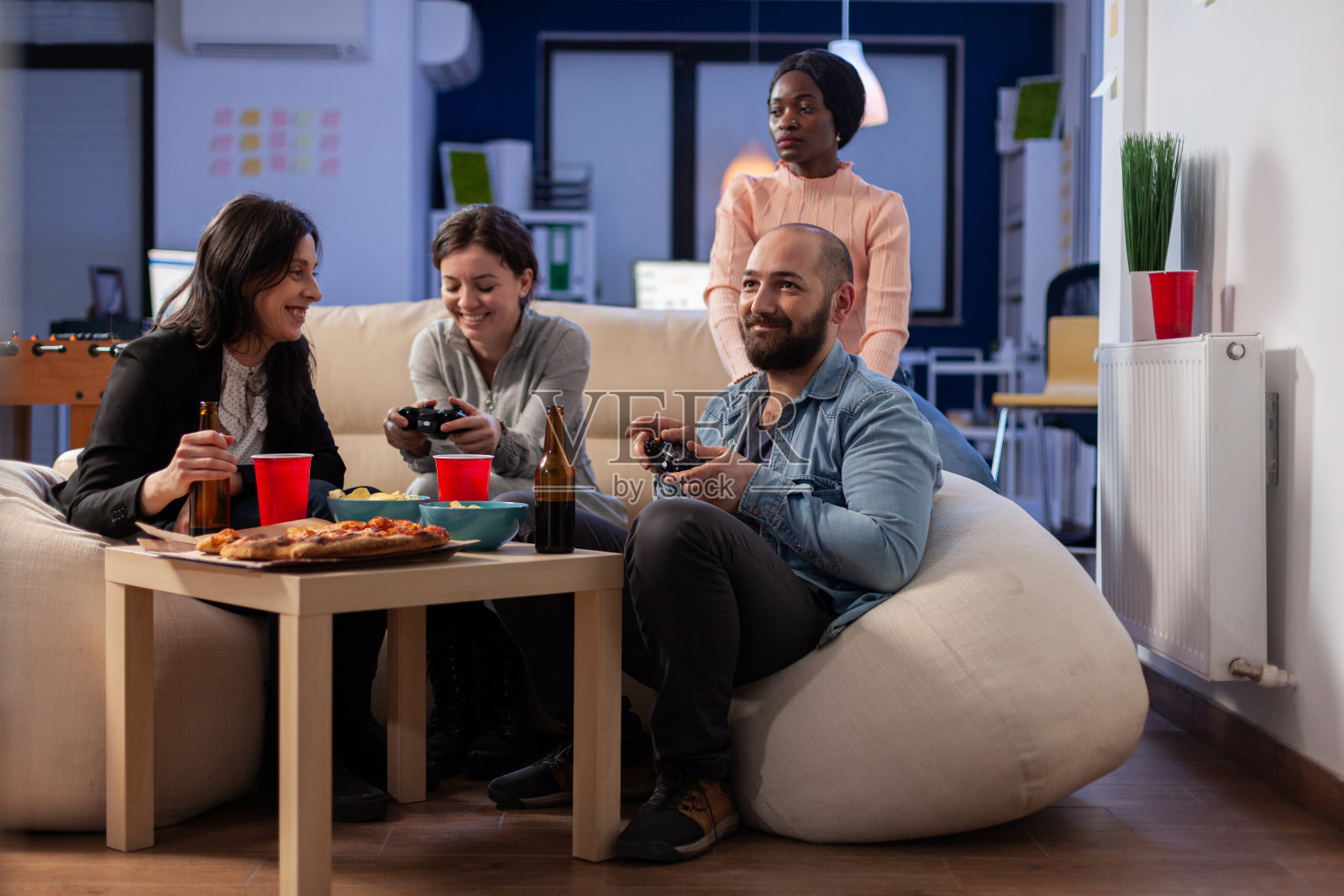 不同团队的员工在办公室用电视玩游戏机游戏照片摄影图片