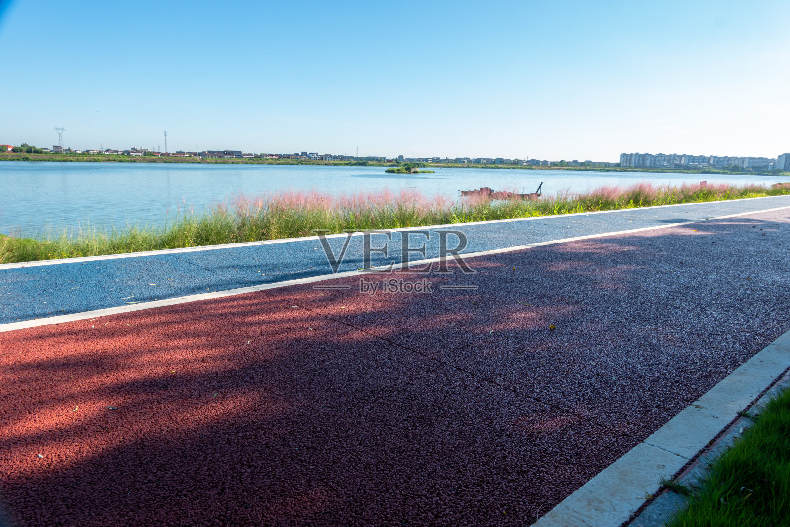 夏日蓝天下的河边自行车道照片摄影图片