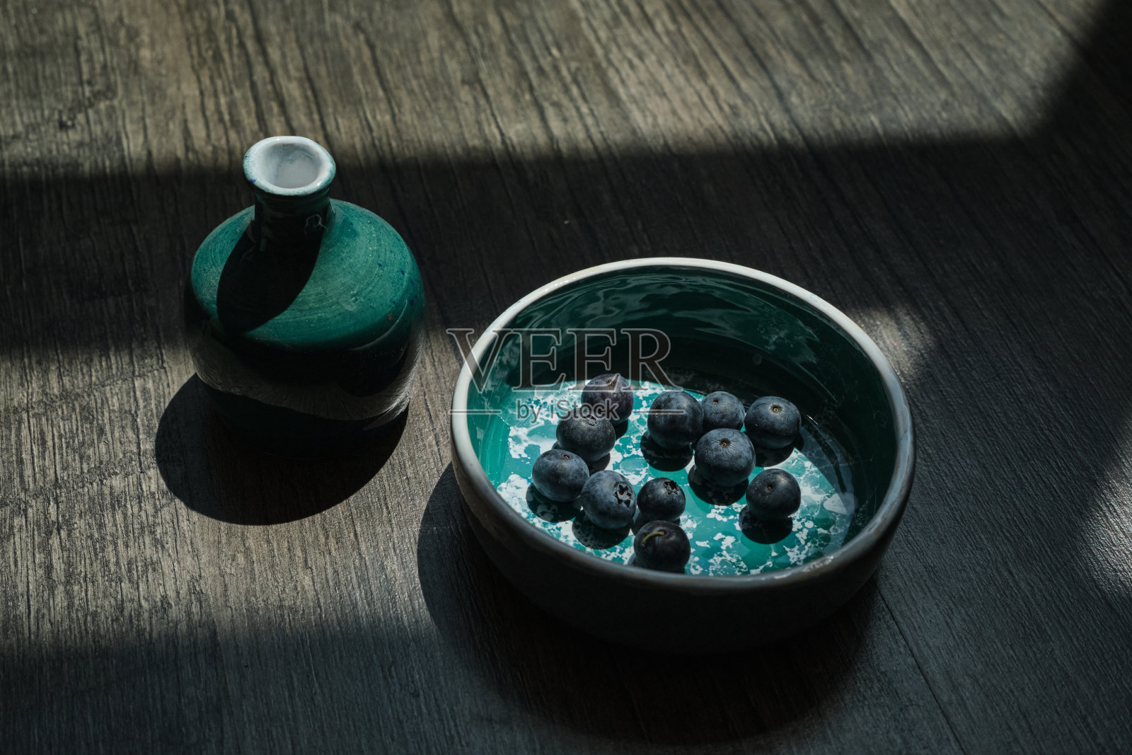 餐桌上的一套厨房陶瓷餐具。生态风格的家庭静物。照片摄影图片