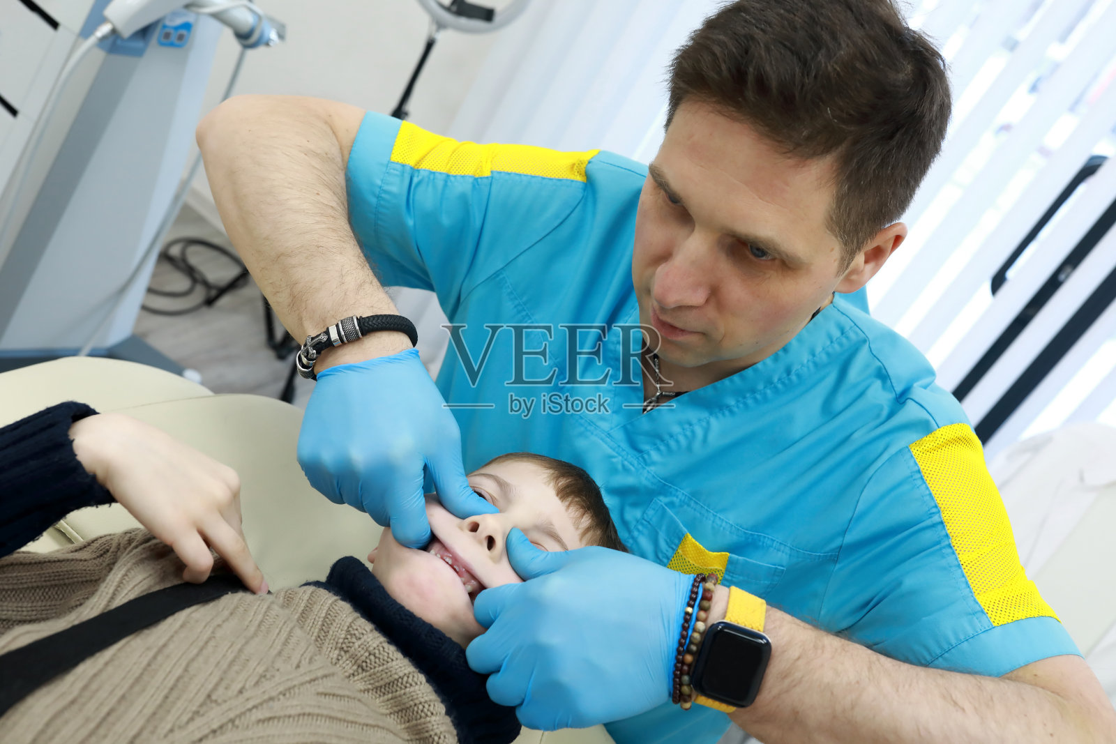 整骨疗法治疗病人的呼吸器官照片摄影图片