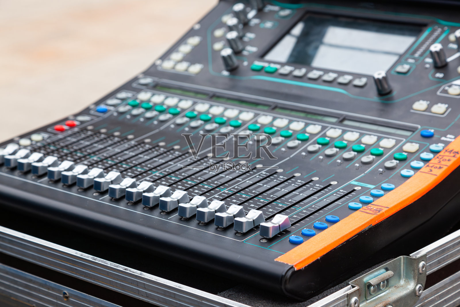 专业的音乐调音师。DJ遥控音乐控制面板。照片摄影图片
