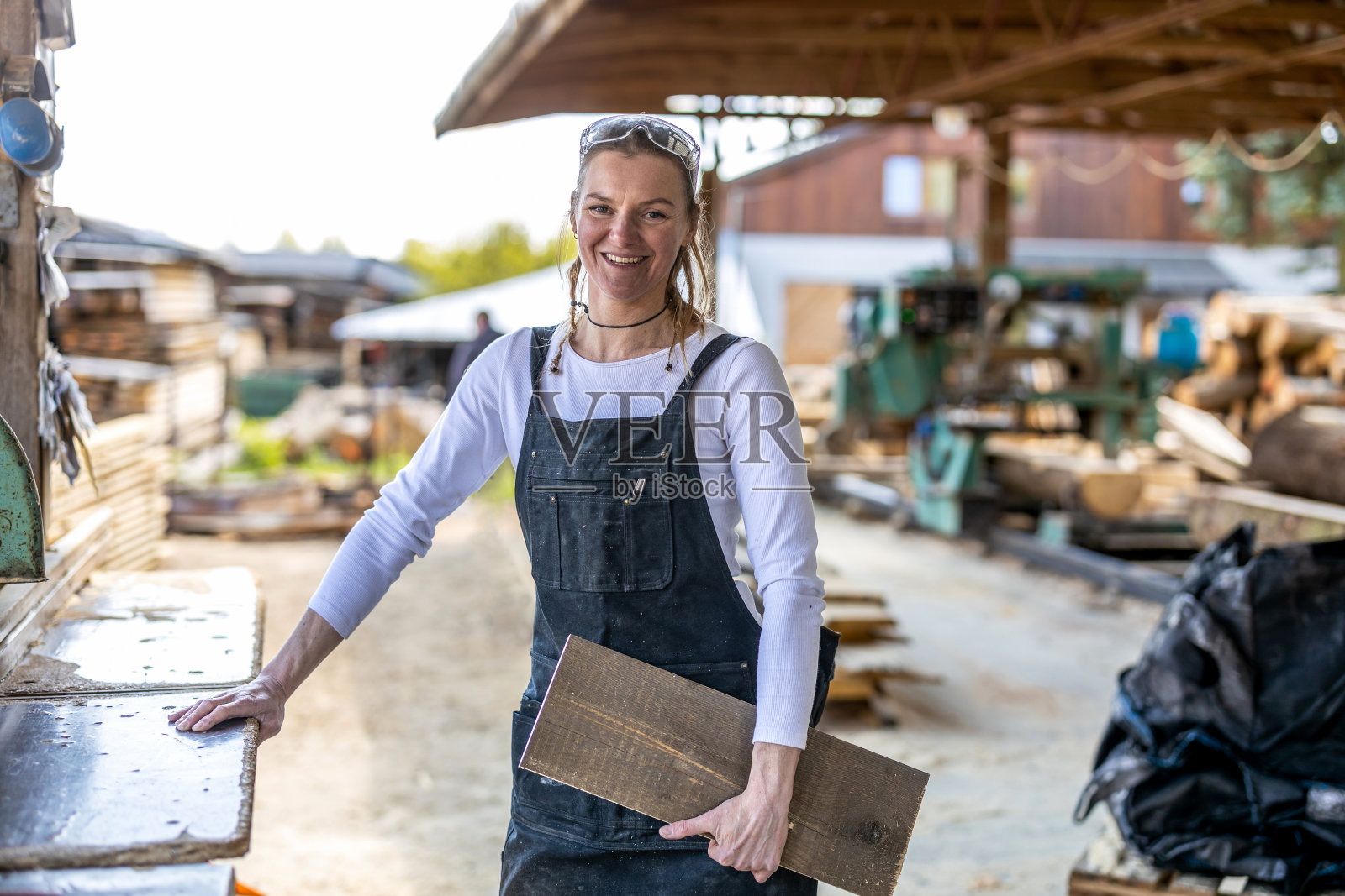 自信的女工匠在作坊里的肖像照片摄影图片