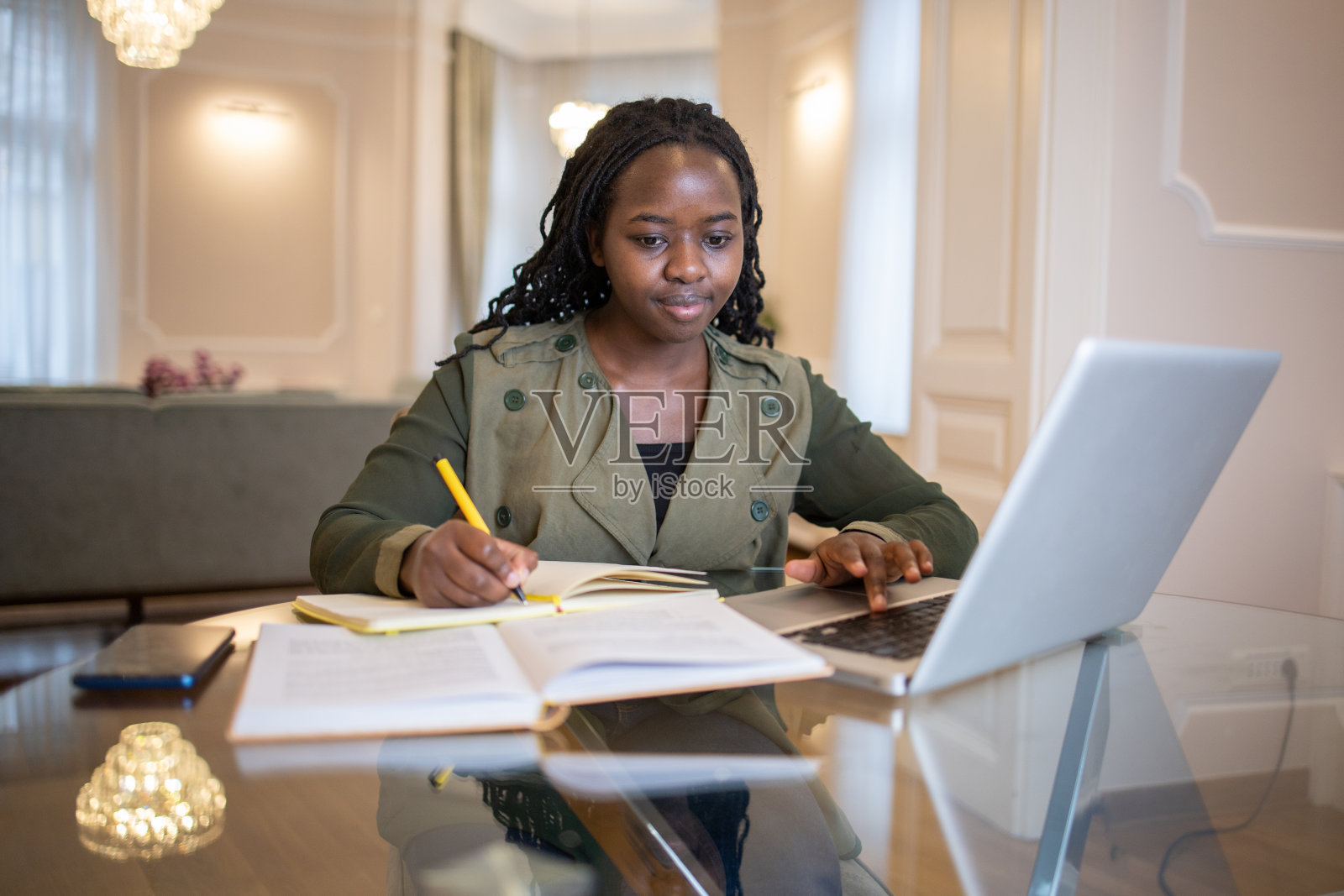 年轻女性在家工作照片摄影图片