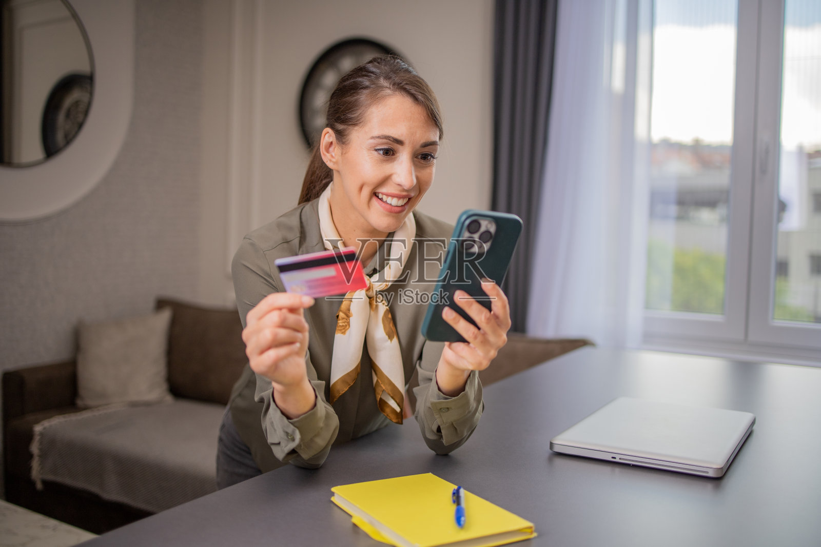 买家享受网上购物的便利照片摄影图片