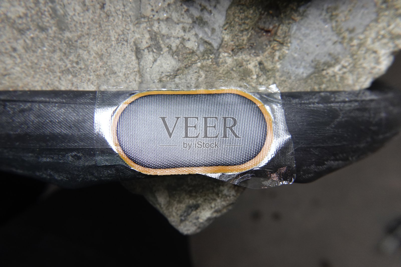 用胶布修补爆胎照片摄影图片