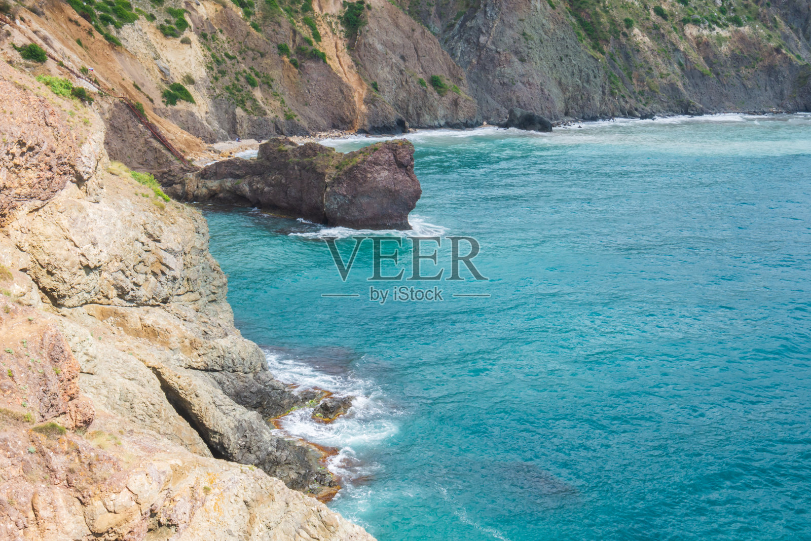 从山上俯瞰大海的波涛。照片摄影图片