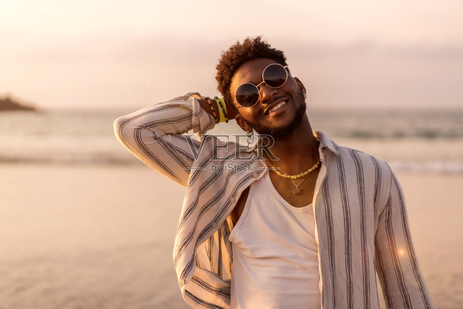 黑人模特微笑着在海边享受暑假的肖像照片摄影图片