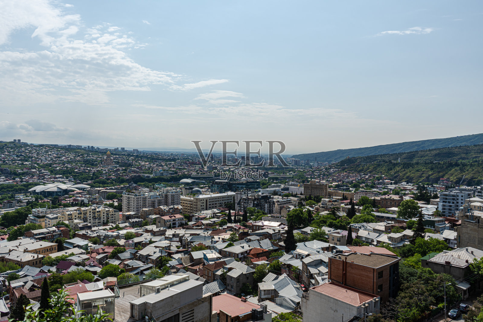 从Mtatsminda山上看第比利斯的城市景观照片摄影图片