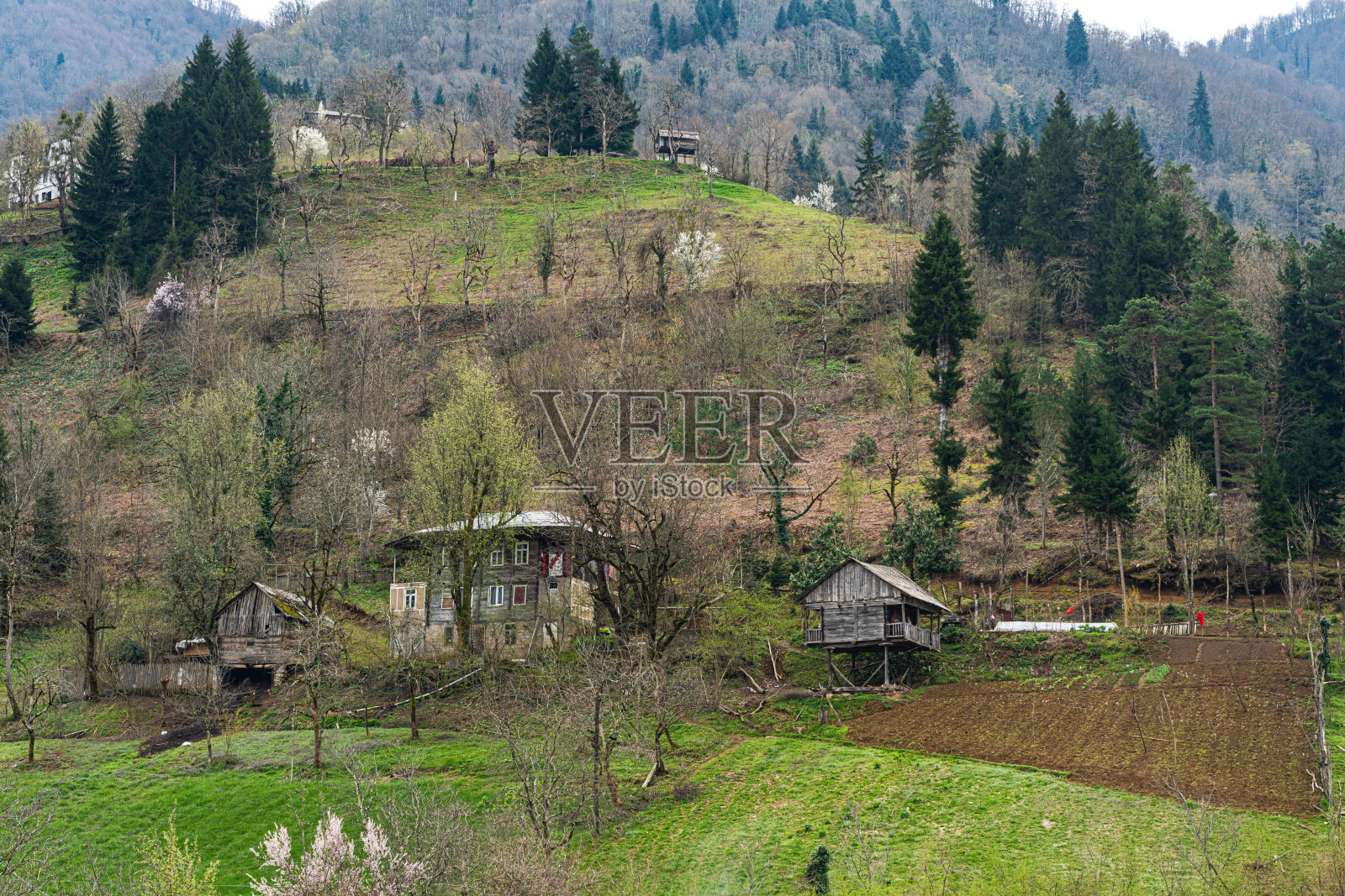 阿贾利安山区的一个小村庄照片摄影图片