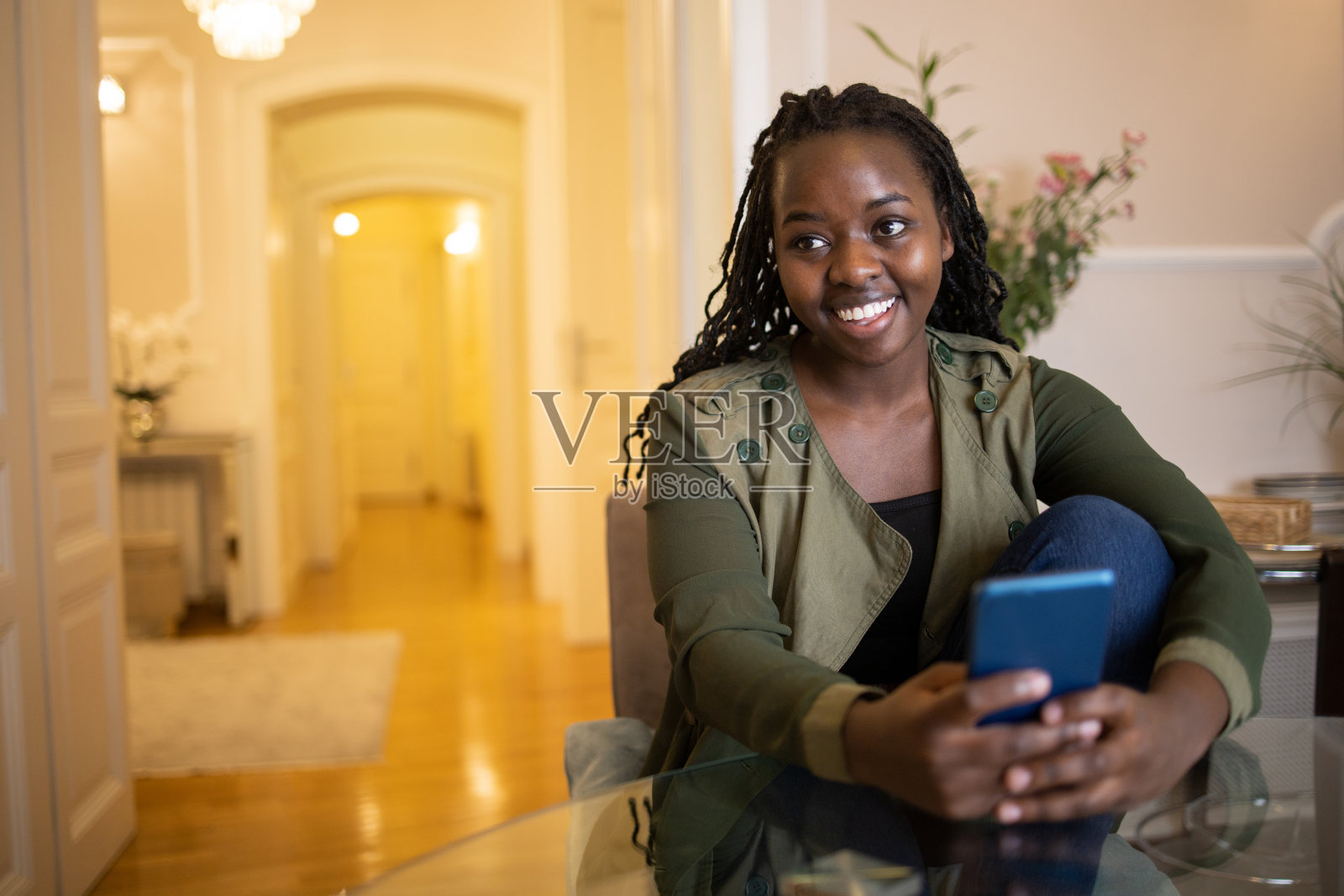 一个年轻女子使用智能手机的肖像照片摄影图片