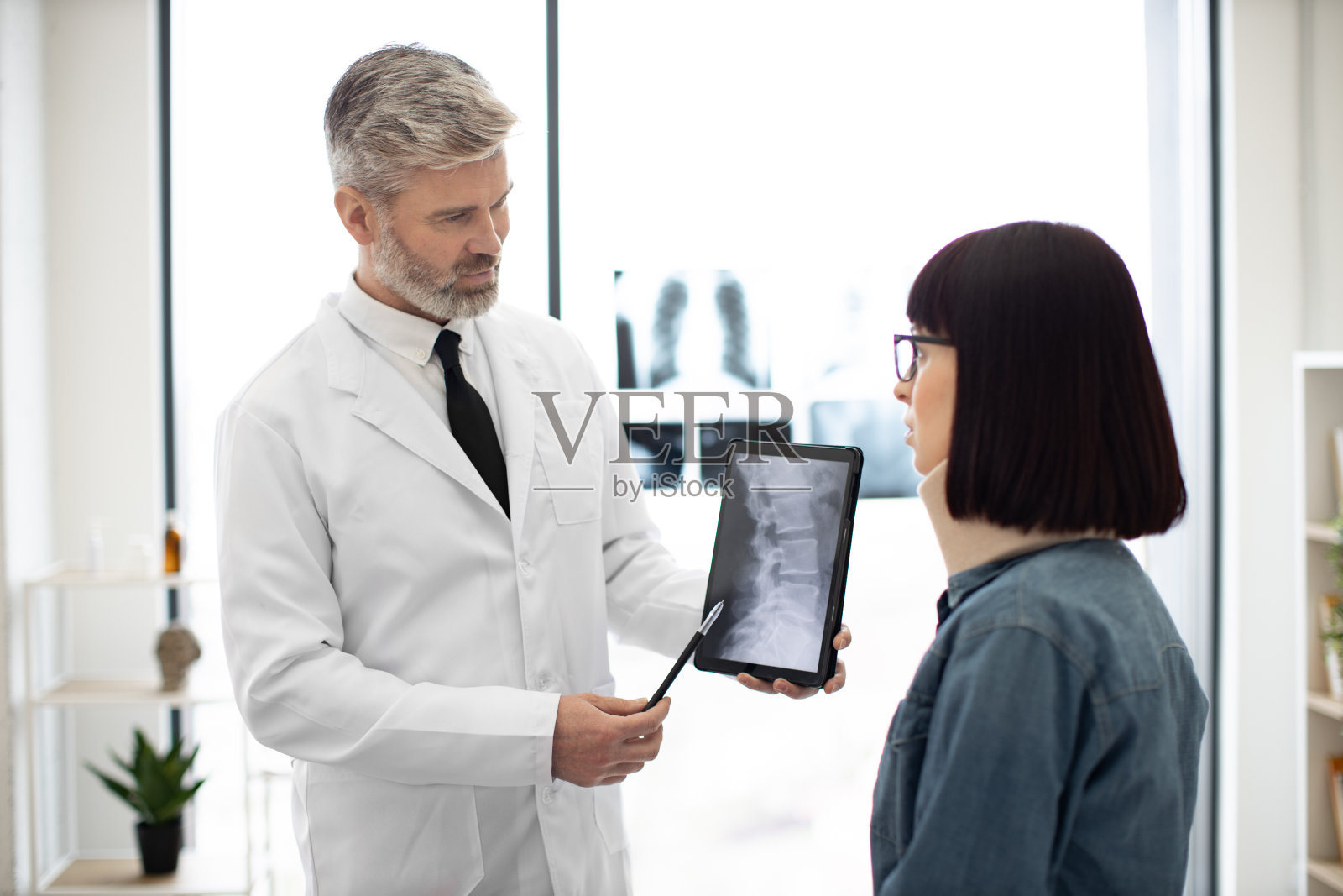 专家分析室内平板女性颈部x线片照片摄影图片