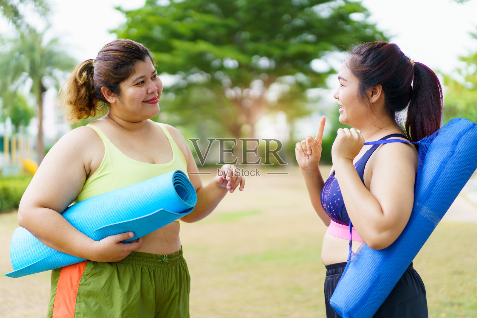 超重的胖女人一起做户外运动。照片摄影图片