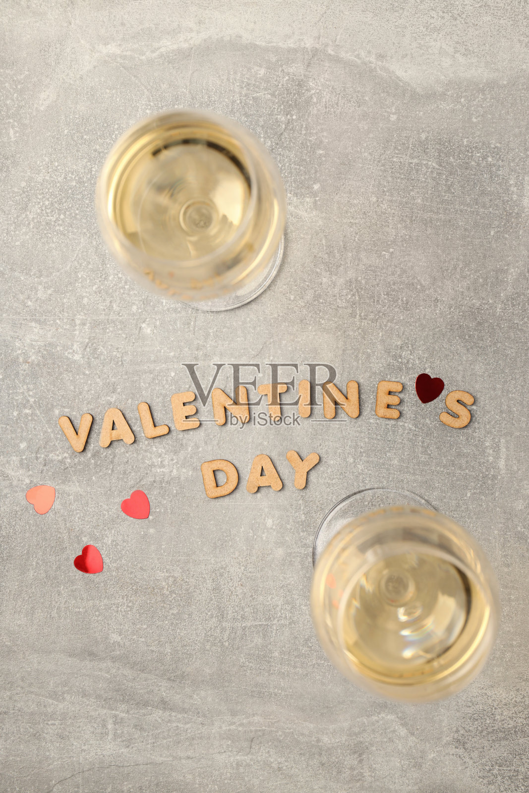 灰色纹理背景上的情人节快乐构图照片摄影图片
