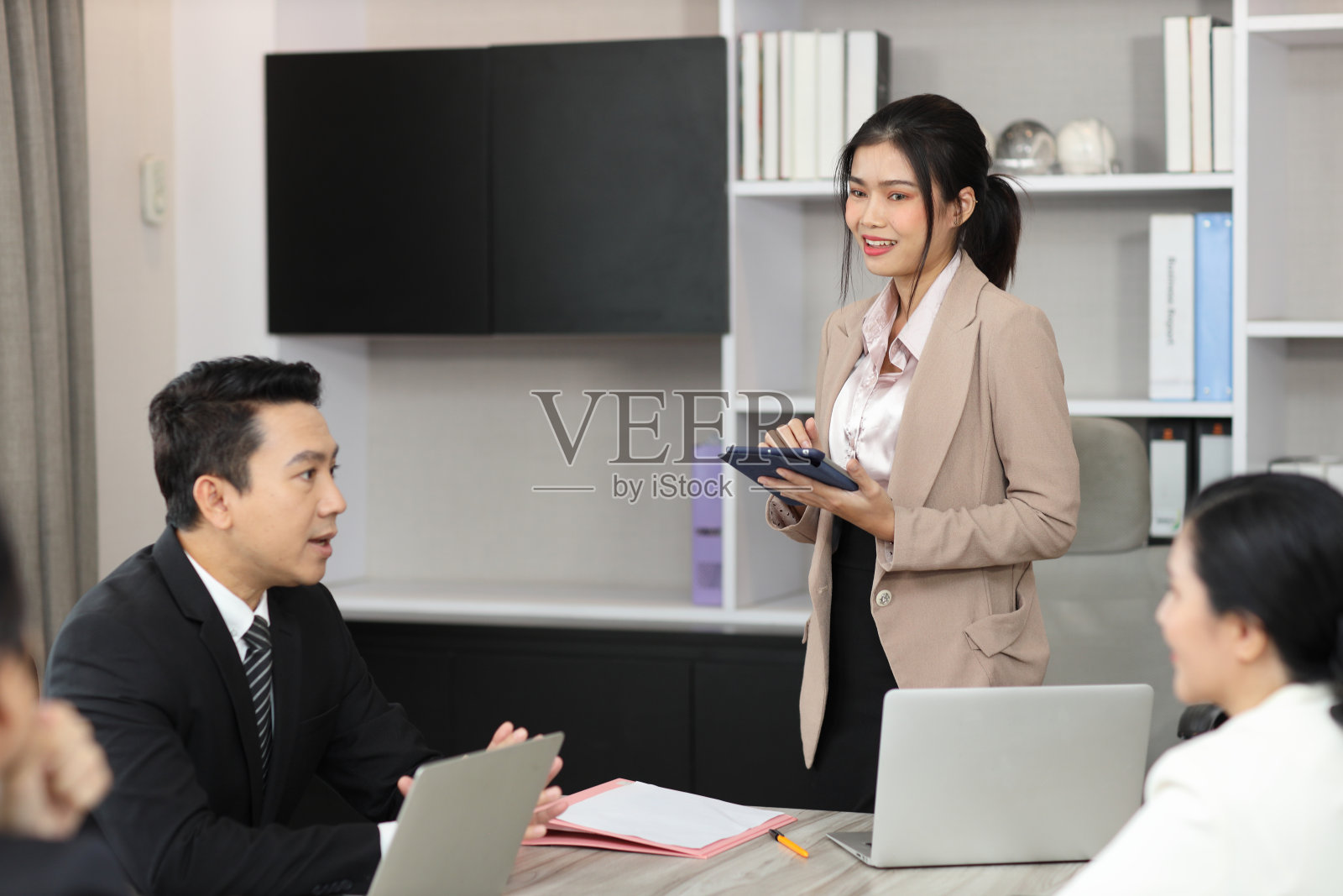 专业商务人士一起完成新项目的协作过程,使用平板电脑演示和头脑风暴的想法,同事和在办公室会议上一起工作的概念照片摄影图片