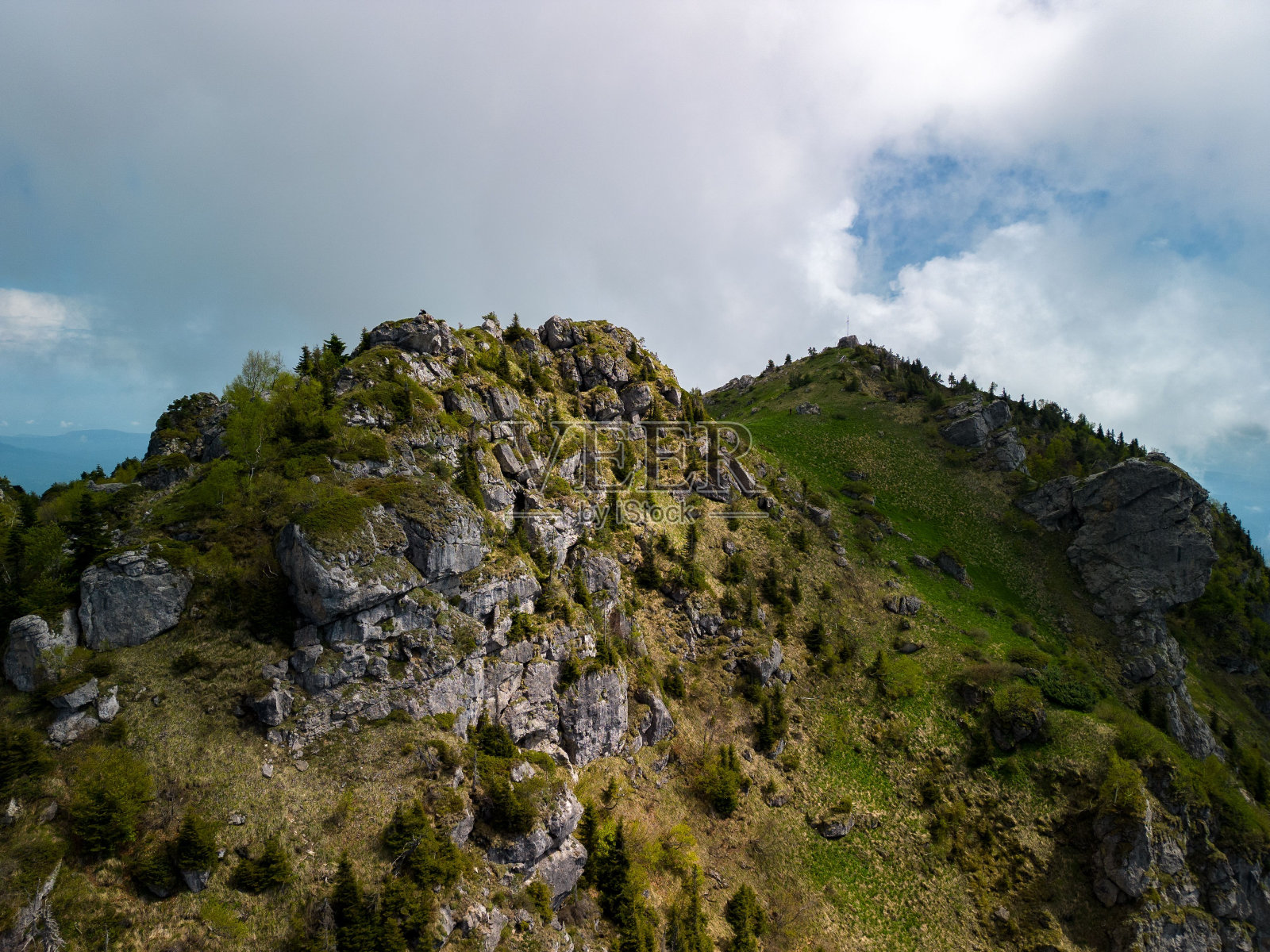 令人惊叹的自然景观,落基山脉和郁郁葱葱的绿色植物在格鲁吉亚的科约里地区照片摄影图片